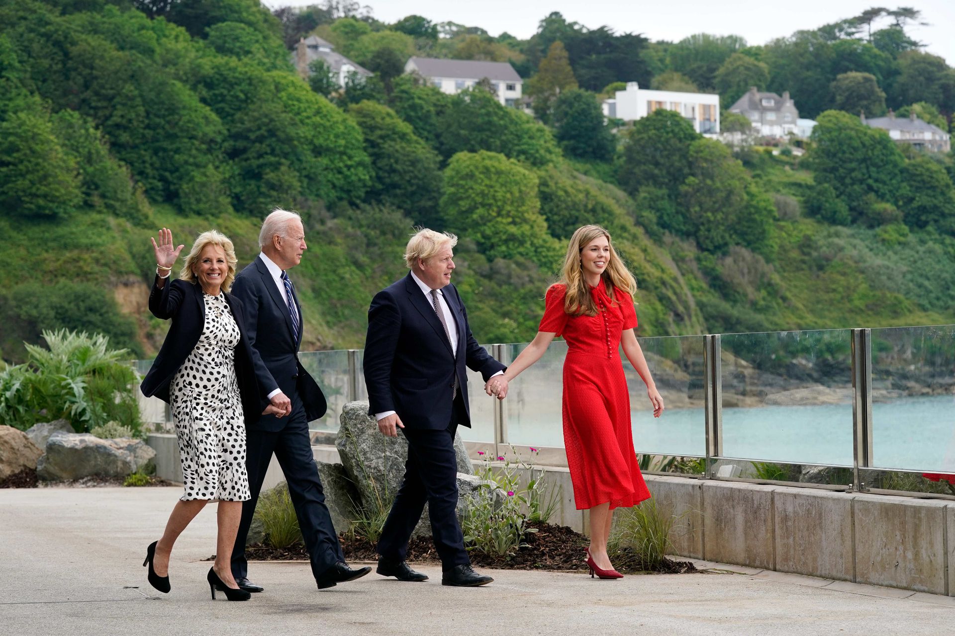 2021年6月10日，英国首相约翰逊（Boris Johnson，右二）和妻子与美国总统拜登（Joe Biden，左二）和妻子在卡比斯湾酒店外散步。（AP）