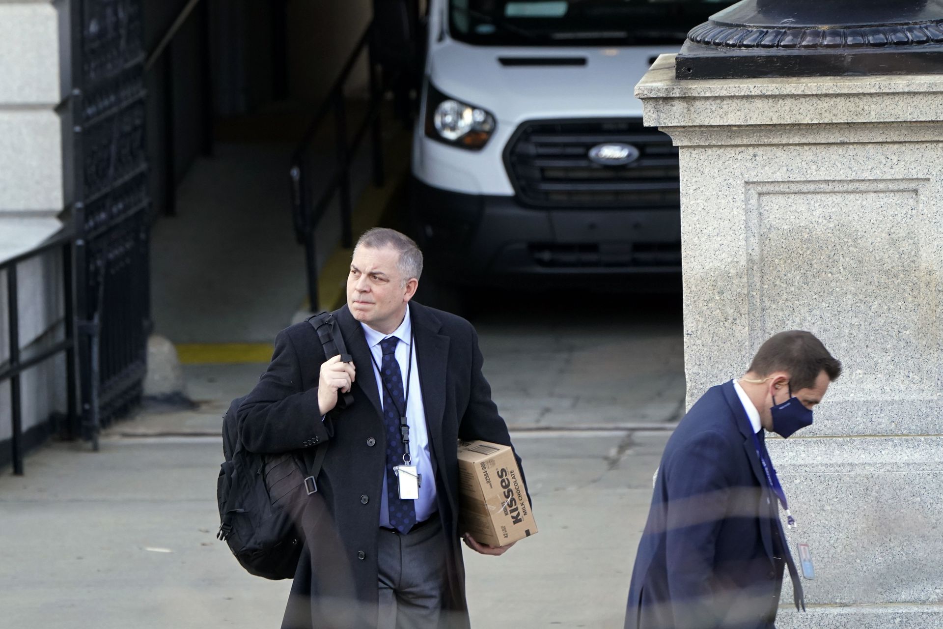 特朗普幕僚开始撤离白宫纳瓦罗手持习特会巨幅照片离开 图 多维新闻 全球