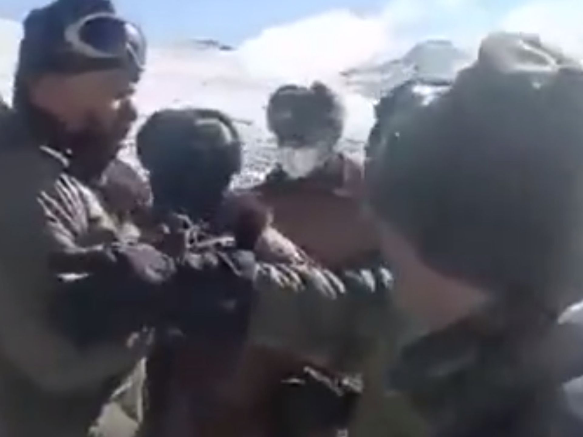 或许是因为沟通无效,双方人员很快扭打在一起。(微博@灬黑礼服灬) 或许是因为沟通无效,双方人员很快扭打在一起。(微博@灬黑礼服灬)