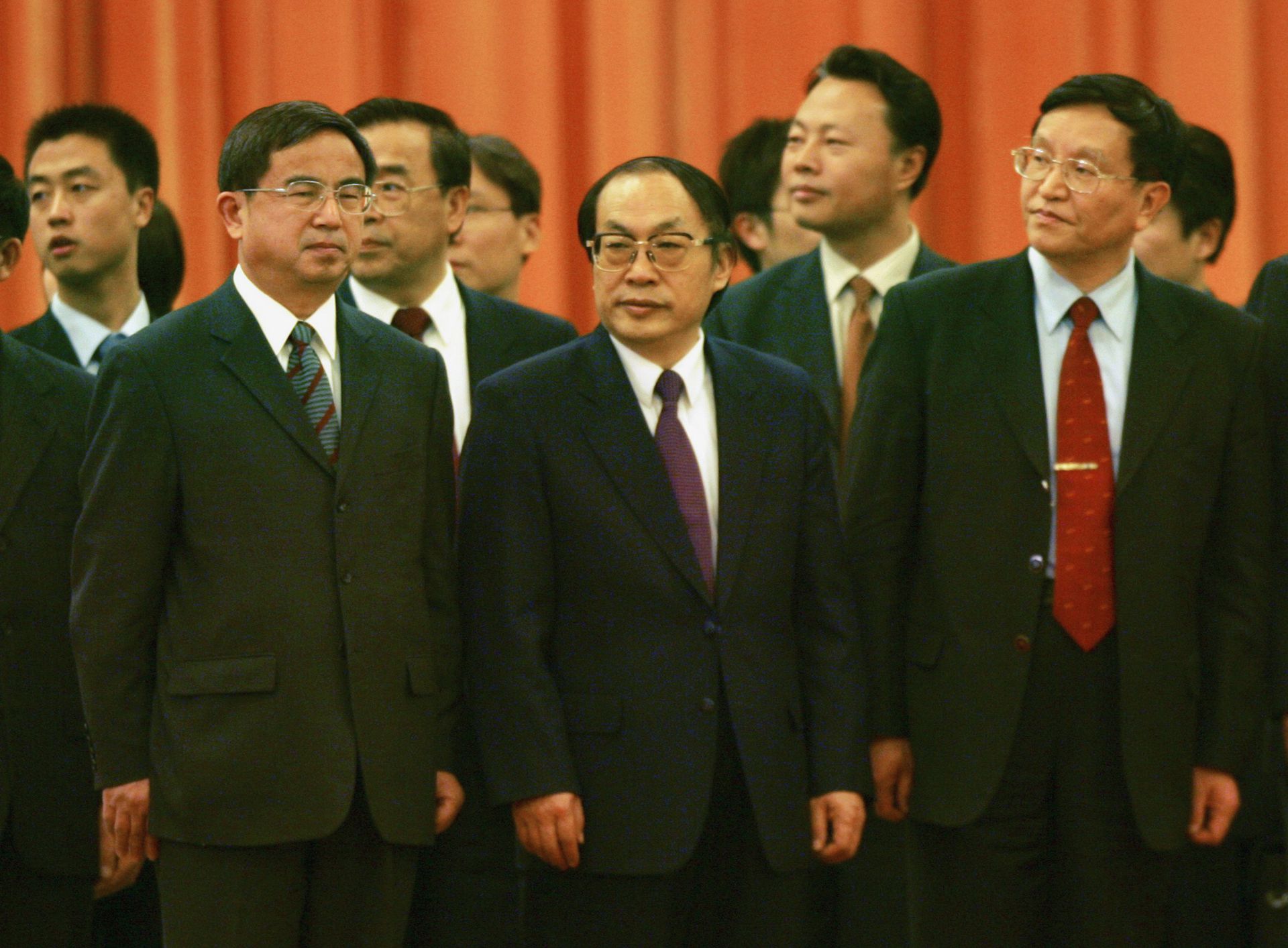 2006年2月14日,中国前铁道部部长刘志军(前排中)和其他官员出席在人民大会堂举行的一个欢迎仪式。(路透社)