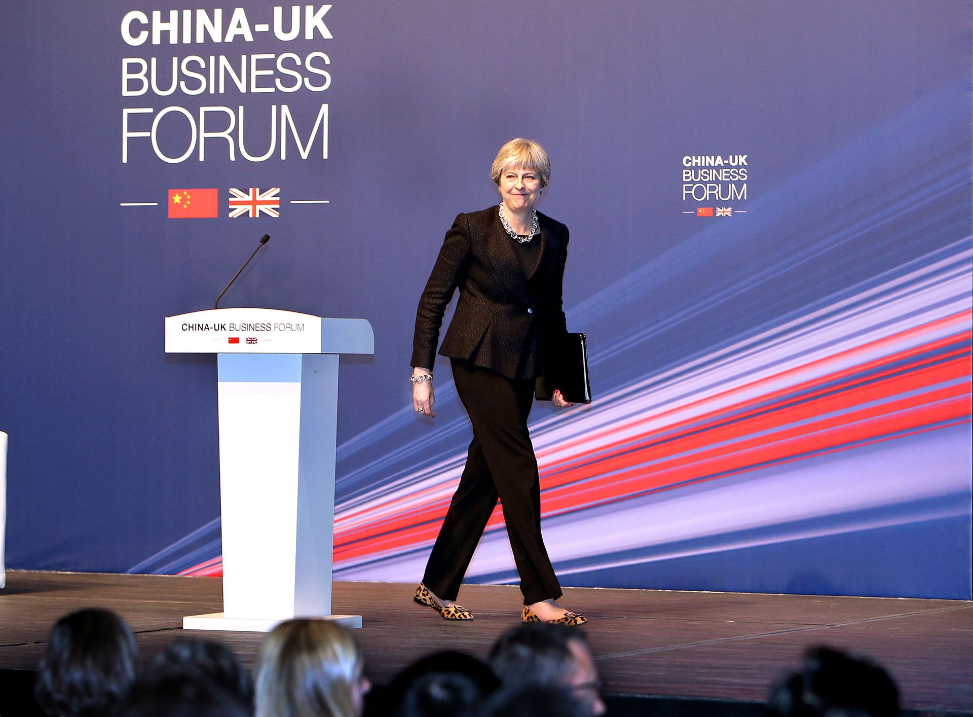 2018年2月2日，时任英国首相特蕾莎·梅（Theresa May）在上海出席中英商业论坛。（新华社）