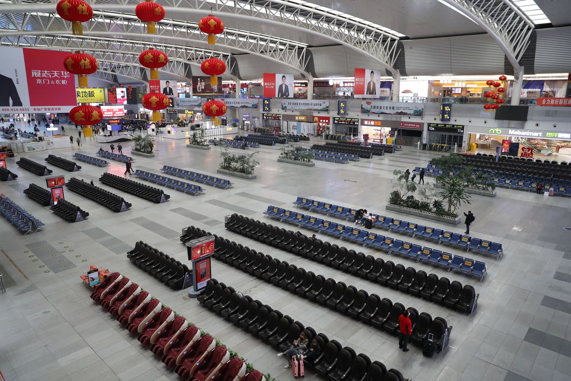 受疫情影响,沈阳北站候车室候车旅客比往年春运大幅减少,图为1月28日的沈阳北站候车室。(新华社) 受疫情影响,沈阳北站候车室候车旅客比往年春运大幅减少,图为1月28日的沈阳北站候车室。(新华社)