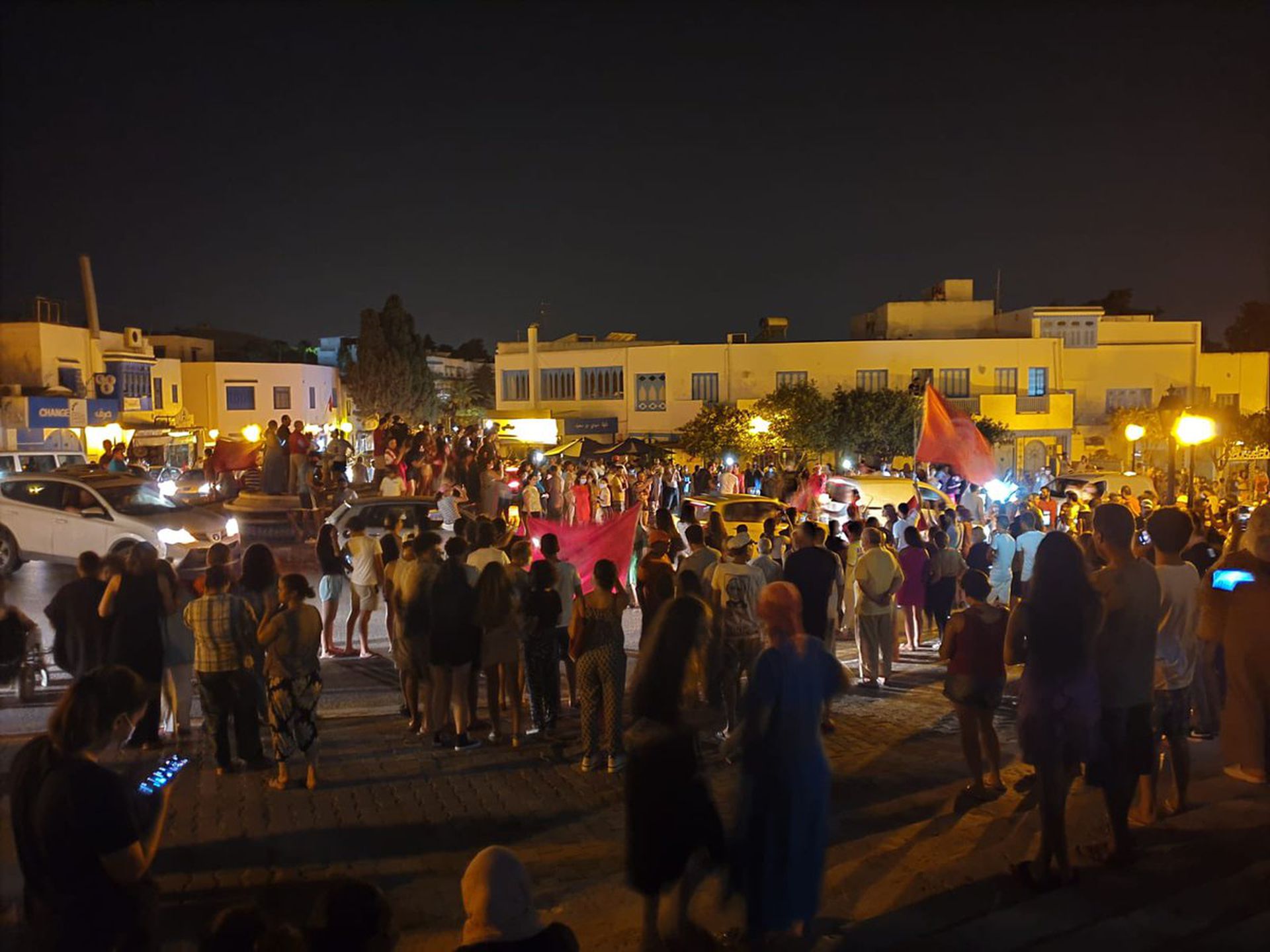 7月25日晚，在得悉解散政府的消息后，很多民众走上街头奔走相告。（liveumap网页截图）