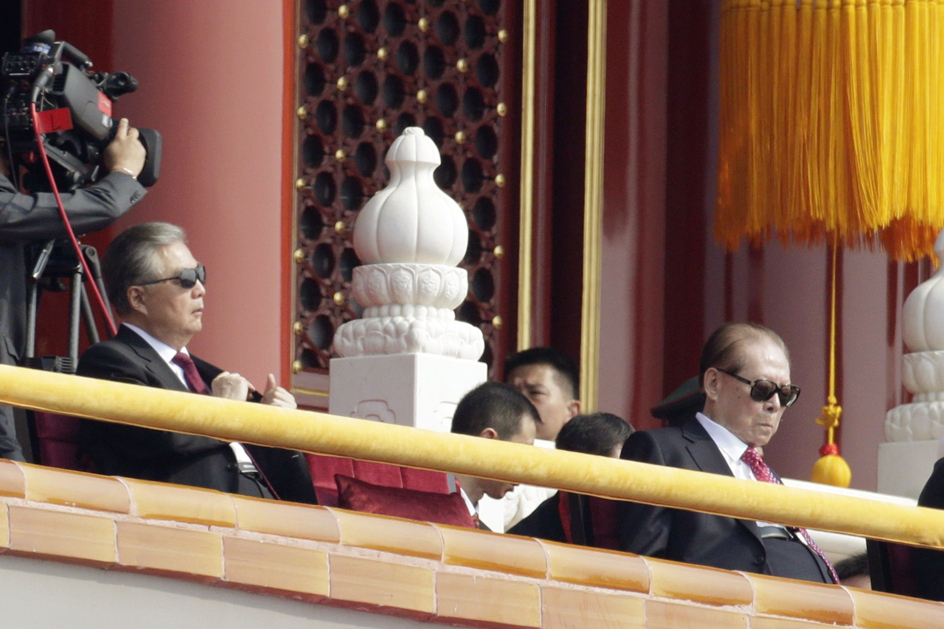 2019年10月1日，在庆祝中华人民共和国成立70周年的阅兵式上，胡锦涛（左一）和江泽民（右一）戴着墨镜坐在天安门城楼上。（Reuters）