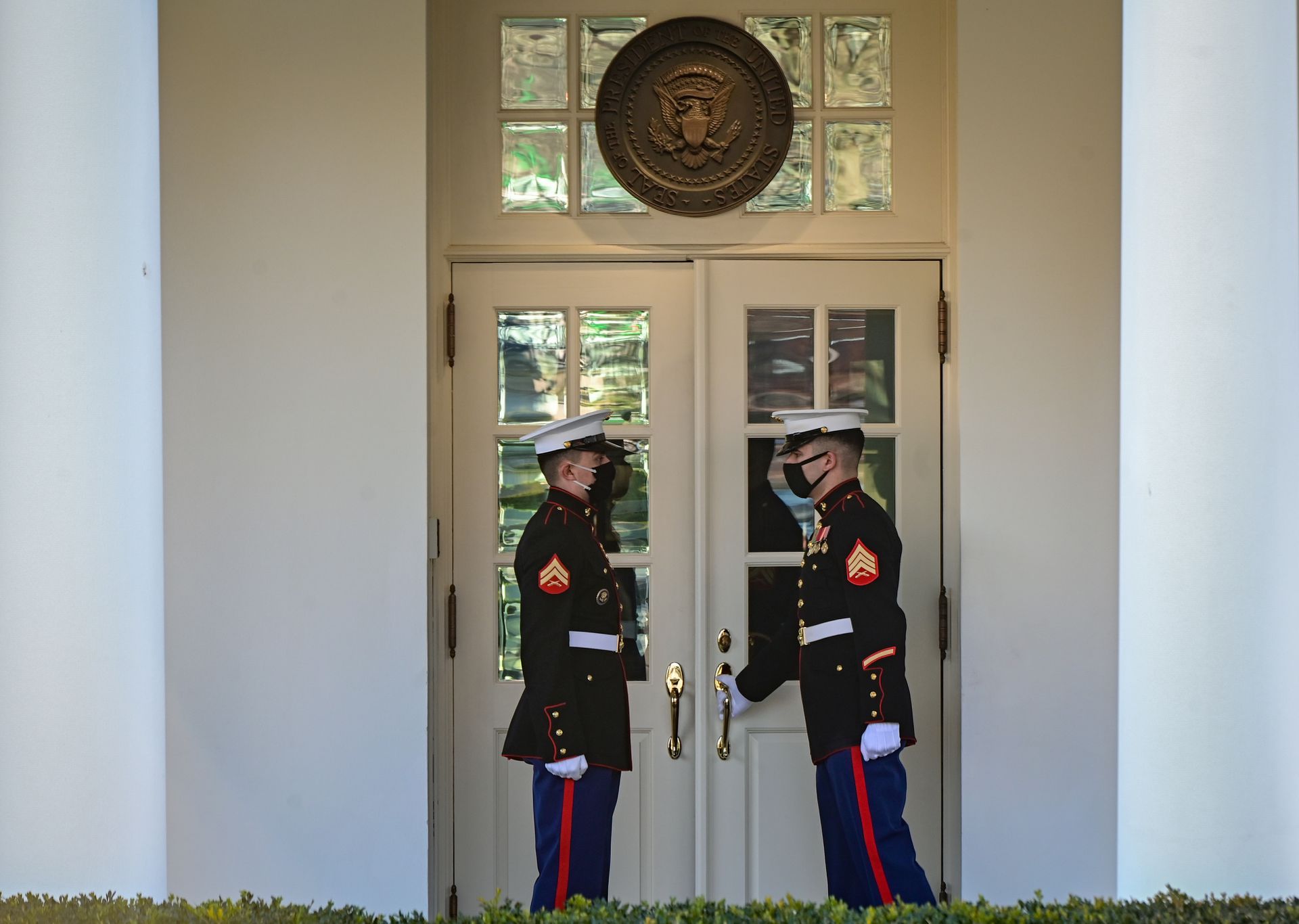 特朗普幕僚开始撤离白宫纳瓦罗手持习特会巨幅照片离开 图 多维新闻 全球