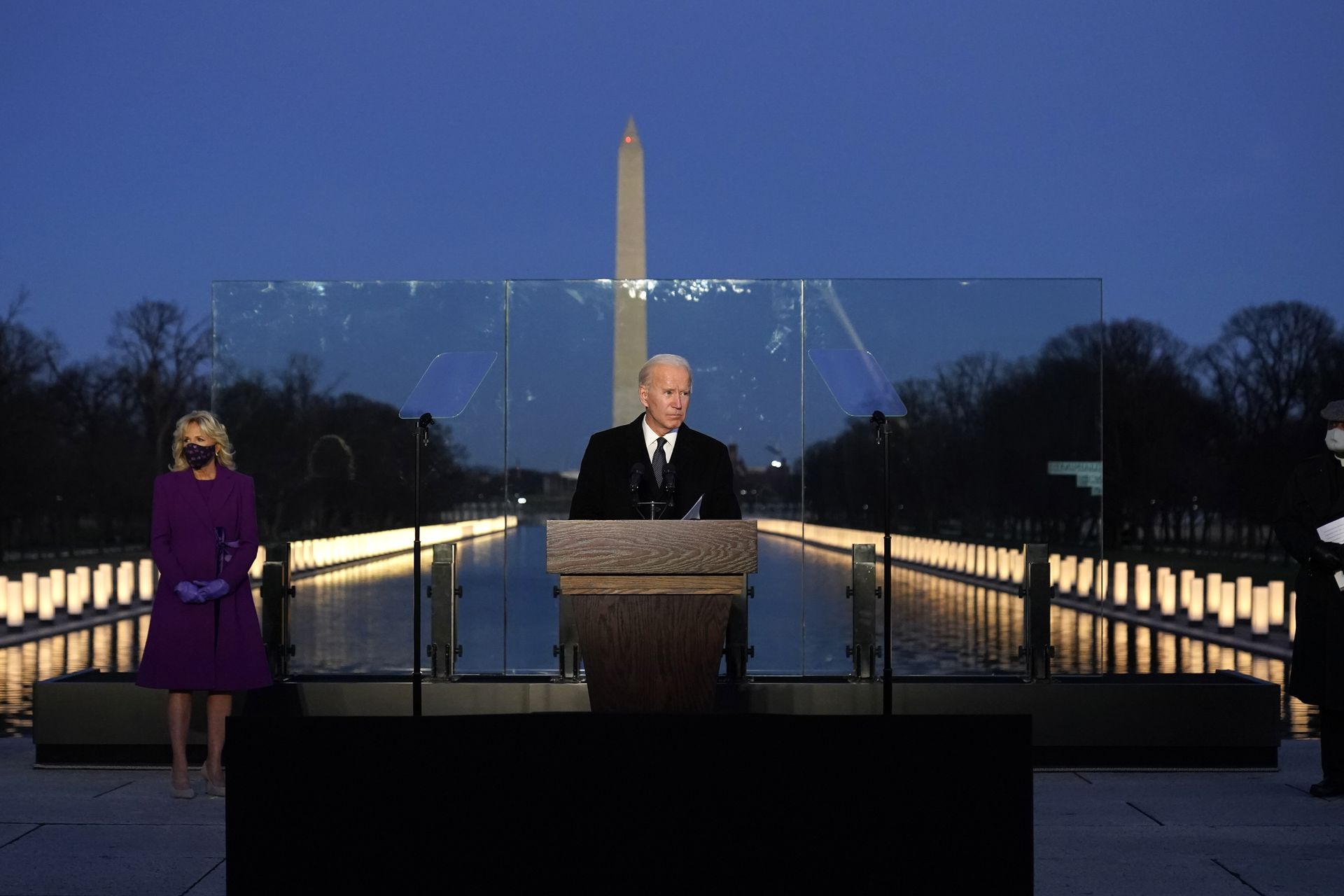 2021年1月19日，美国华盛顿特区，拜登宣誓就职前一晚，在林肯纪念堂倒影池周围举行点灯仪式，纪念在新冠病毒大流行中丧生的40万美国人。（AP）