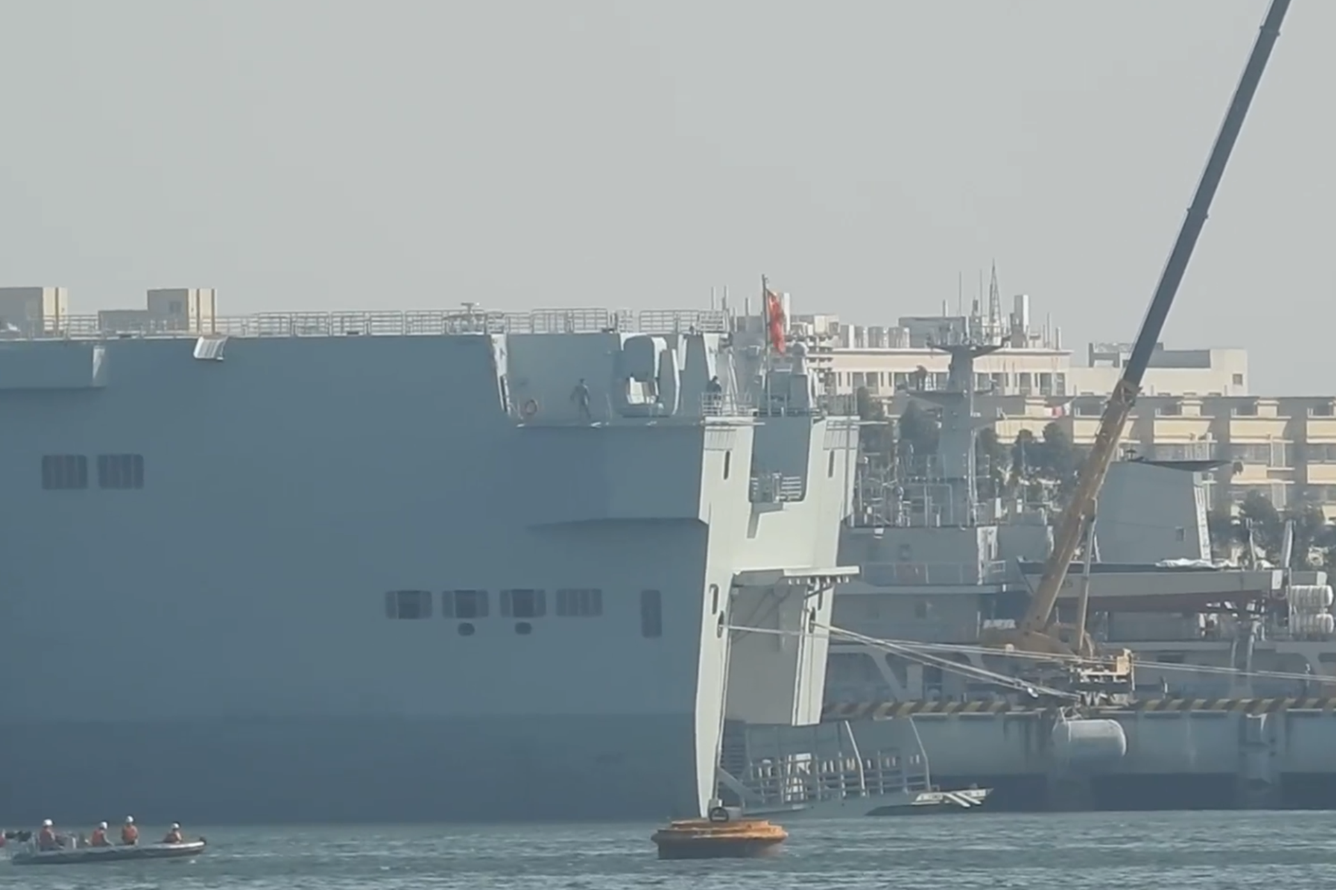075首舰现身南海舰队驻地配套装备遭曝光 图 多维新闻 中国 075首舰现身南海舰队驻地配套装备遭曝光 图 多维新闻 中国