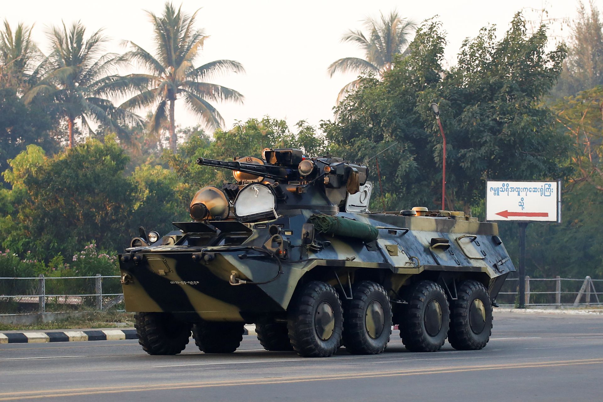 2021年2月15日，在缅甸内比都的街道上看到一辆装甲车。（Reuters）