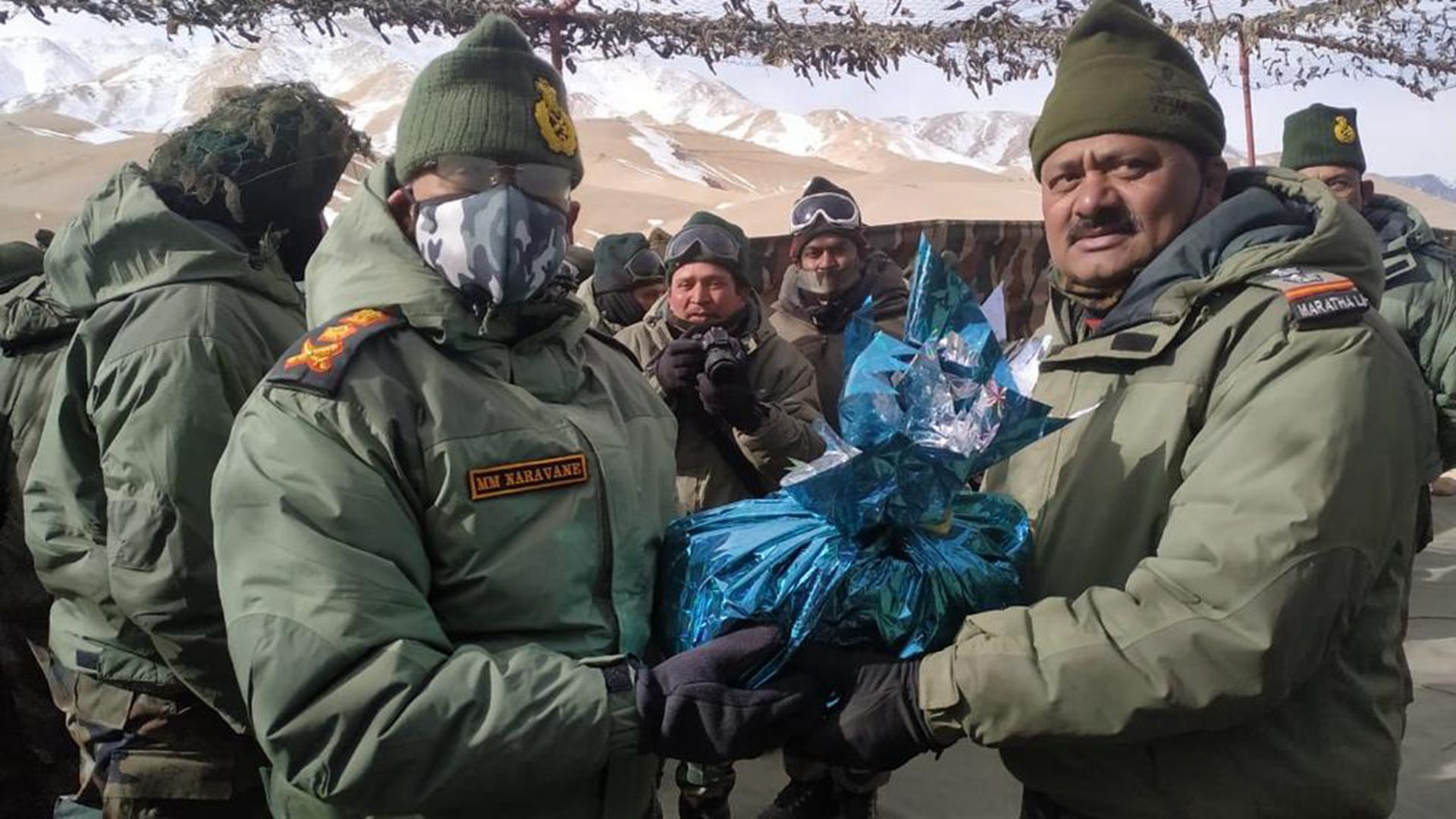 印度陆军参谋总长纳拉万（Manoj Mukund Naravane，右）于20202年12月23日到访列城。（Twitter@adgpi）