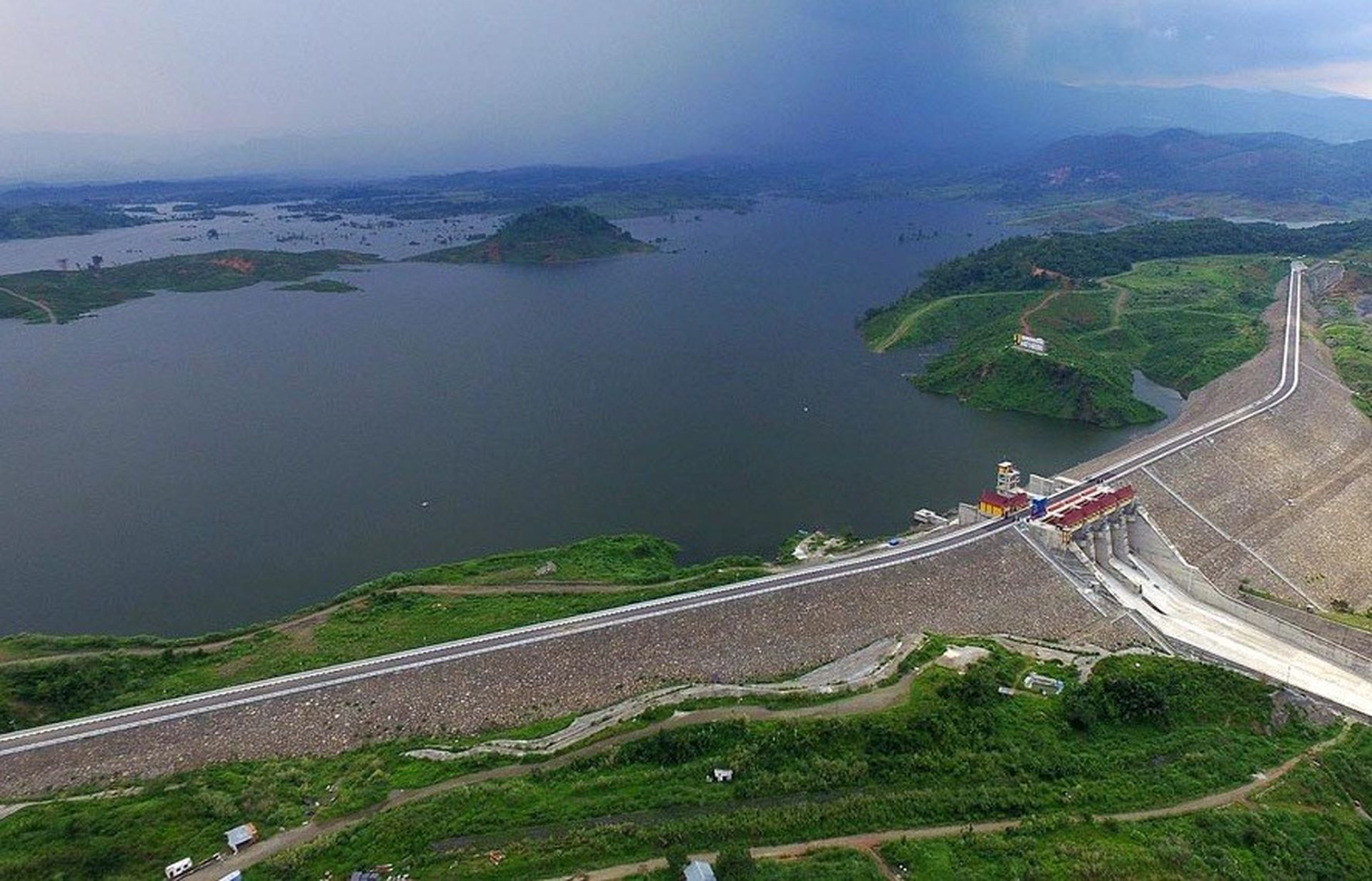 加蒂格迪大坝建成后,这一印尼第二大水库满足了当地灌溉、发电、渔业乃至旅游的各种需求,当地民众已将其当成新景点,相比之下,西方媒体则热衷于渲染其下游干旱时的景象。(雅加达邮报网页截图) 加蒂格迪大坝建成后,这一印尼第二大水库满足了当地灌溉、发电、渔业乃至旅游的各种需求,当地民众已将其当成新景点,相比之下,西方媒体则热衷于渲染其下游干旱时的景象。(雅加达邮报网页截图)