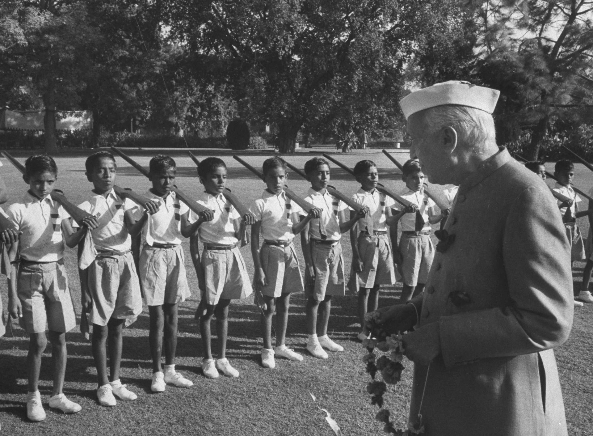 印度总理尼赫鲁检阅接受军事训练的印度儿童。（Getty）