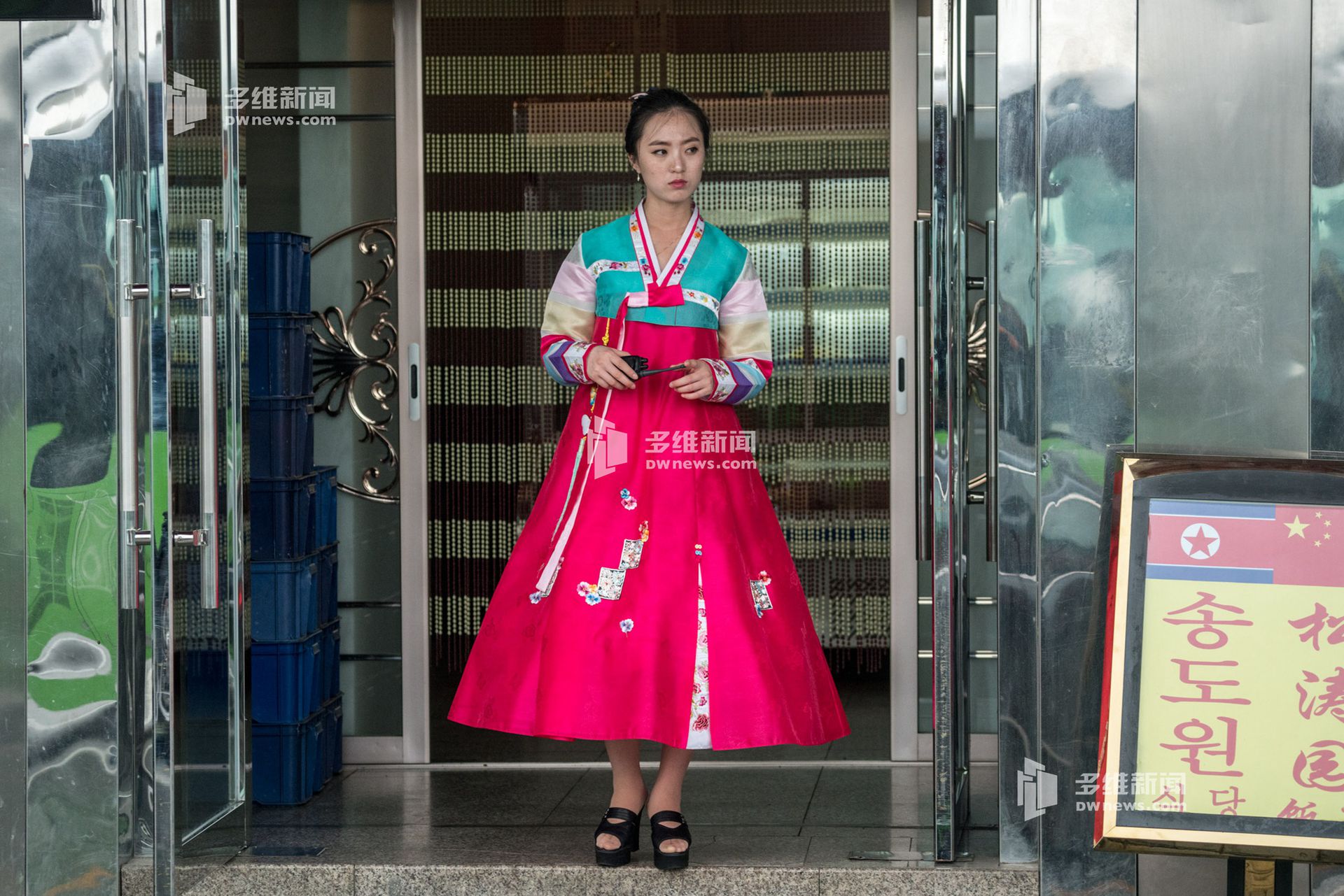 朝鲜国营饭店店内服务员是清一色的朝鲜姑娘，玲珑、清秀，笑起来声音格外甜美。拍照合影是不允许的，她们大都是朝鲜在读的大学生，被政府派来进行实习，属于“国家行为”。
