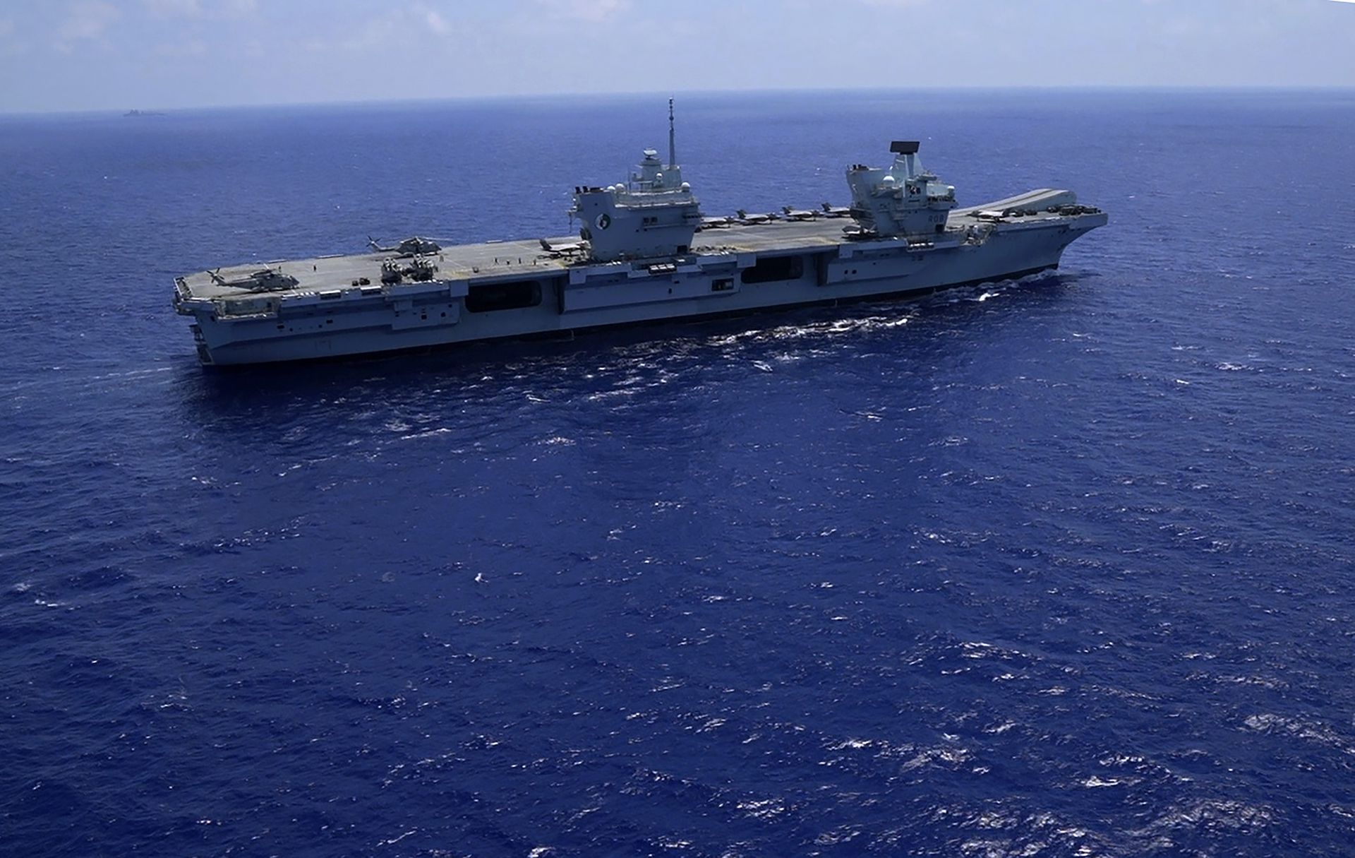 2021年6月20日，英国最新的航空母舰“伊丽莎白女王”号在地中海航行。（AP）
