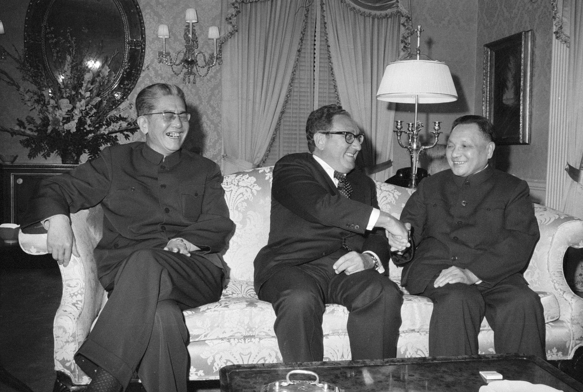 1974年4月15日，时任中国领导人邓小平代表中国政府出席联合国第六届特别会议期间，会见基辛格。邓小平与基辛格握手。（视觉中国）
