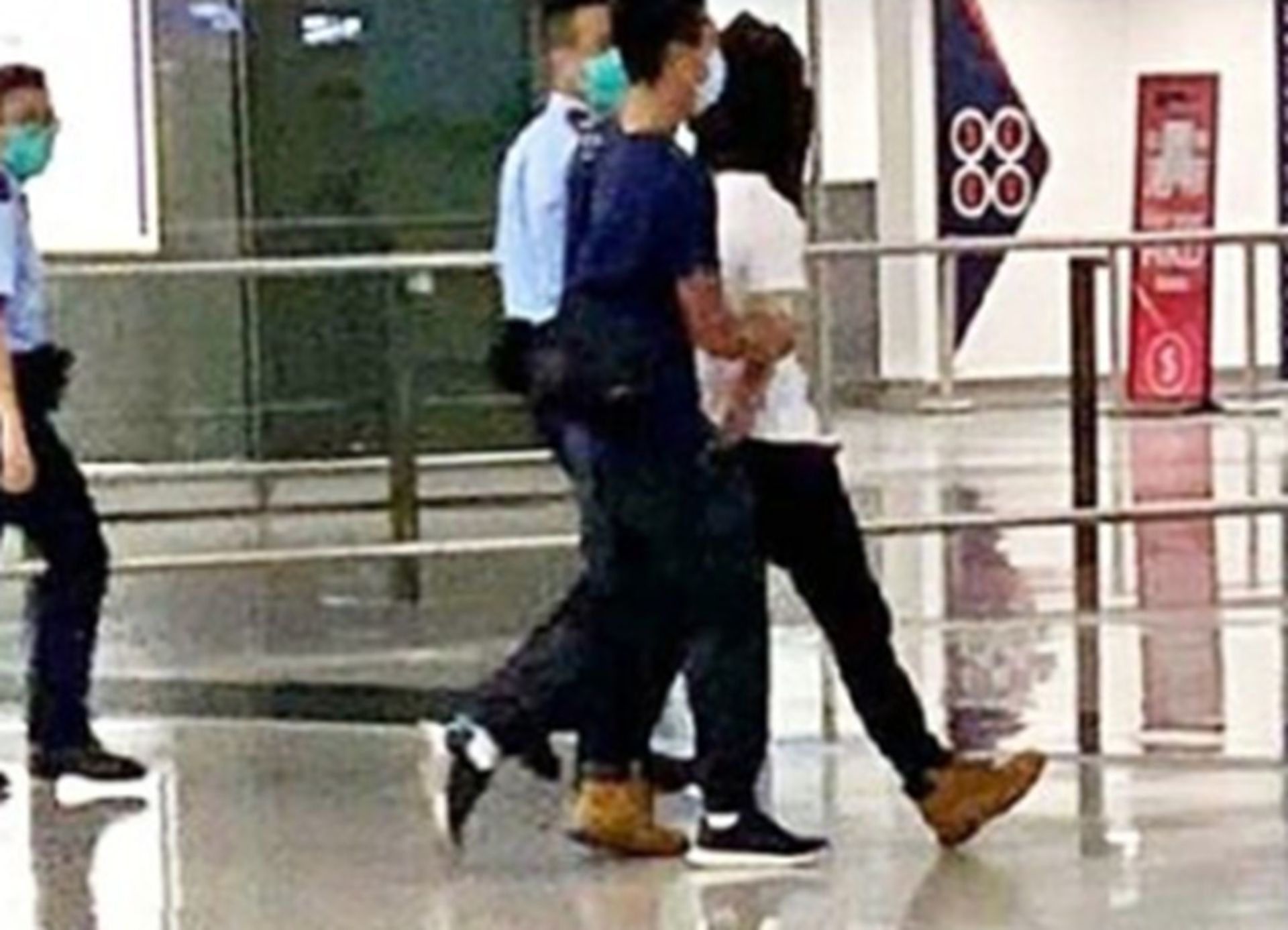 香港警方逮捕嫌犯画面。(微博@励志平头哥) 香港警方逮捕嫌犯画面。(微博@励志平头哥)