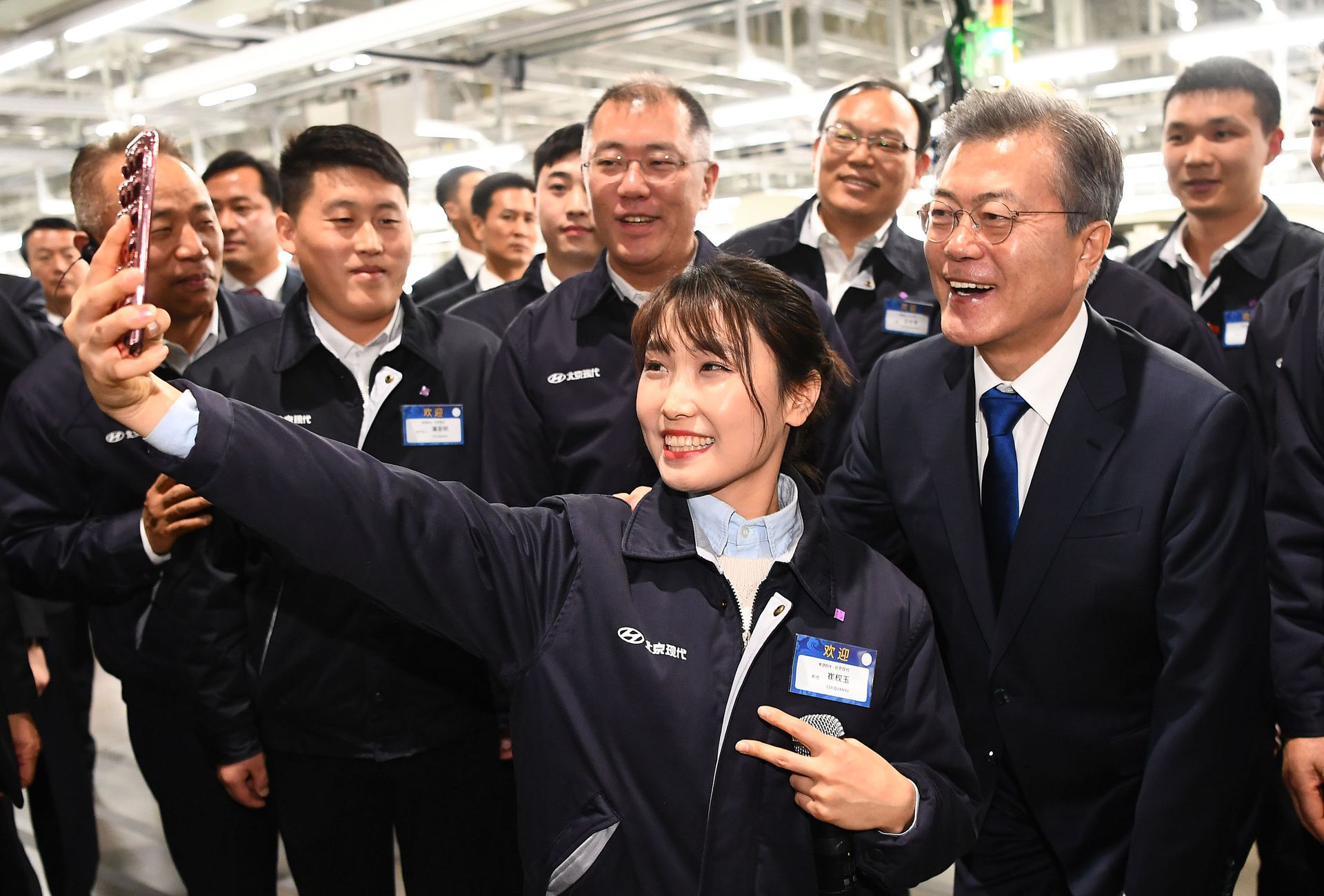 2017年12月16日，韩国总统文在寅与现代汽车第五工厂人员自拍。（视觉中国）