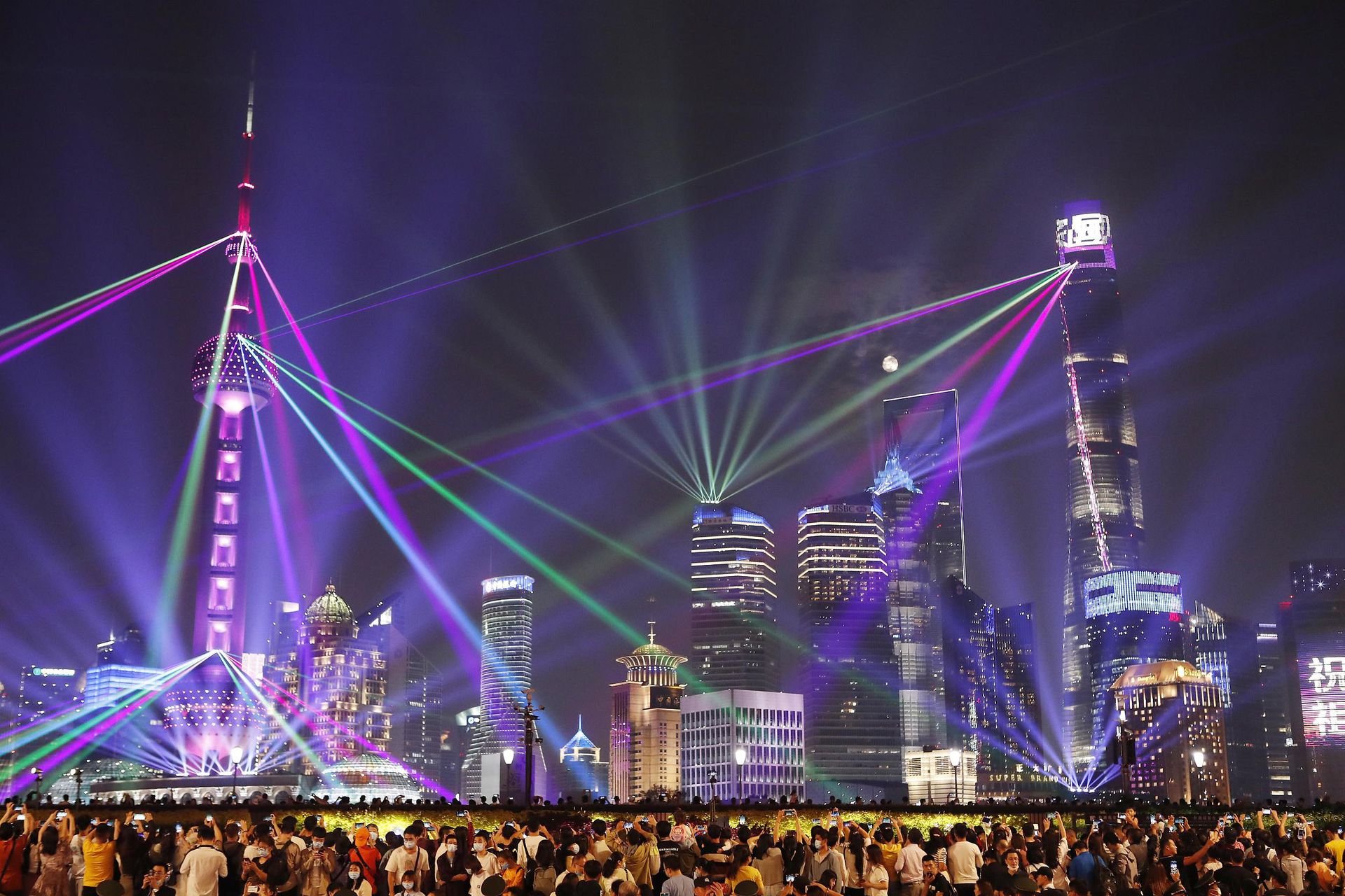 2020年10月1日，中国民众在上海黄浦江上参加灯光秀。（视觉中国）