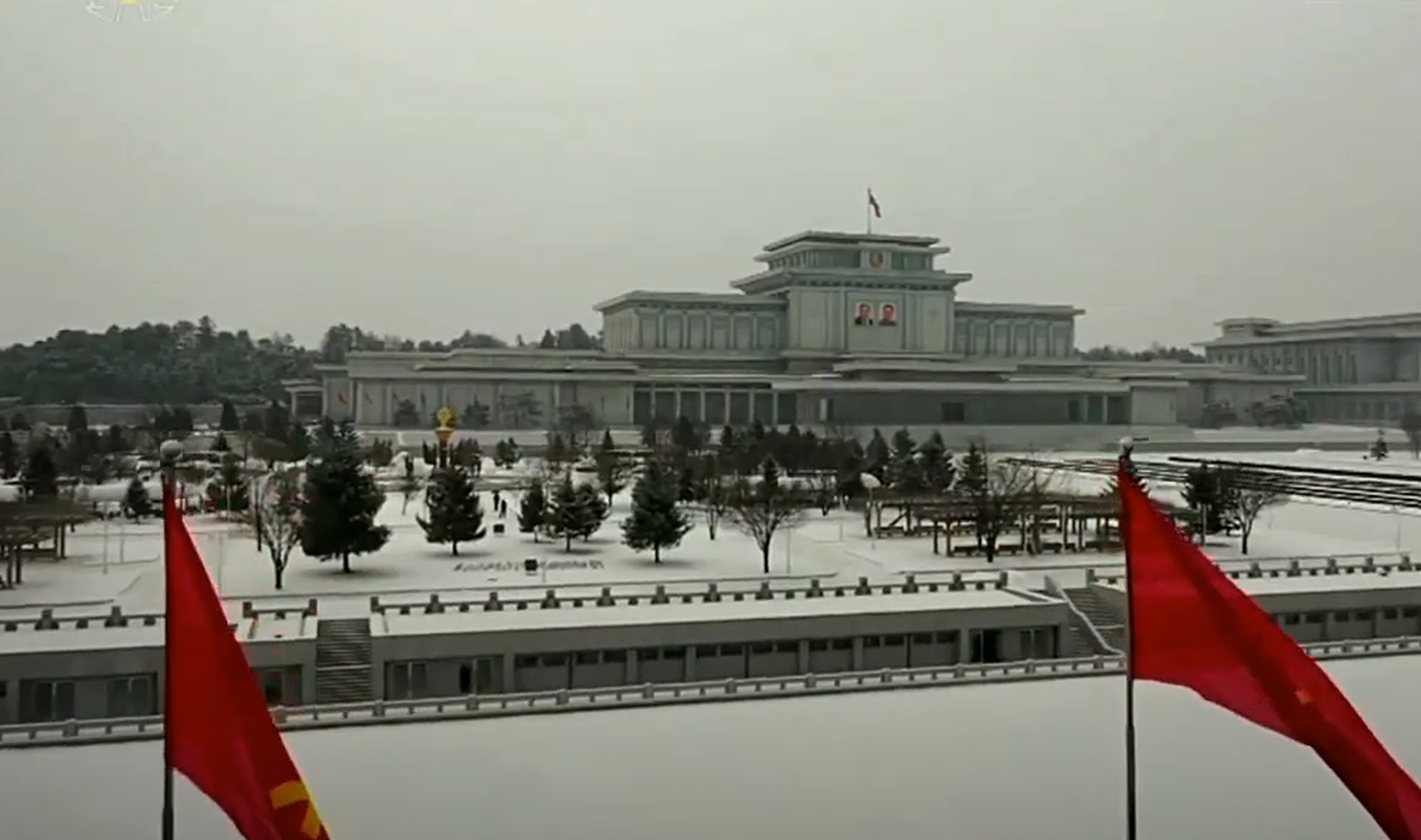 2021年1月13日，朝鲜官方播出金正恩前往锦绣山太阳宫参谒视频画面。（朝鲜中央电视台视频截图）