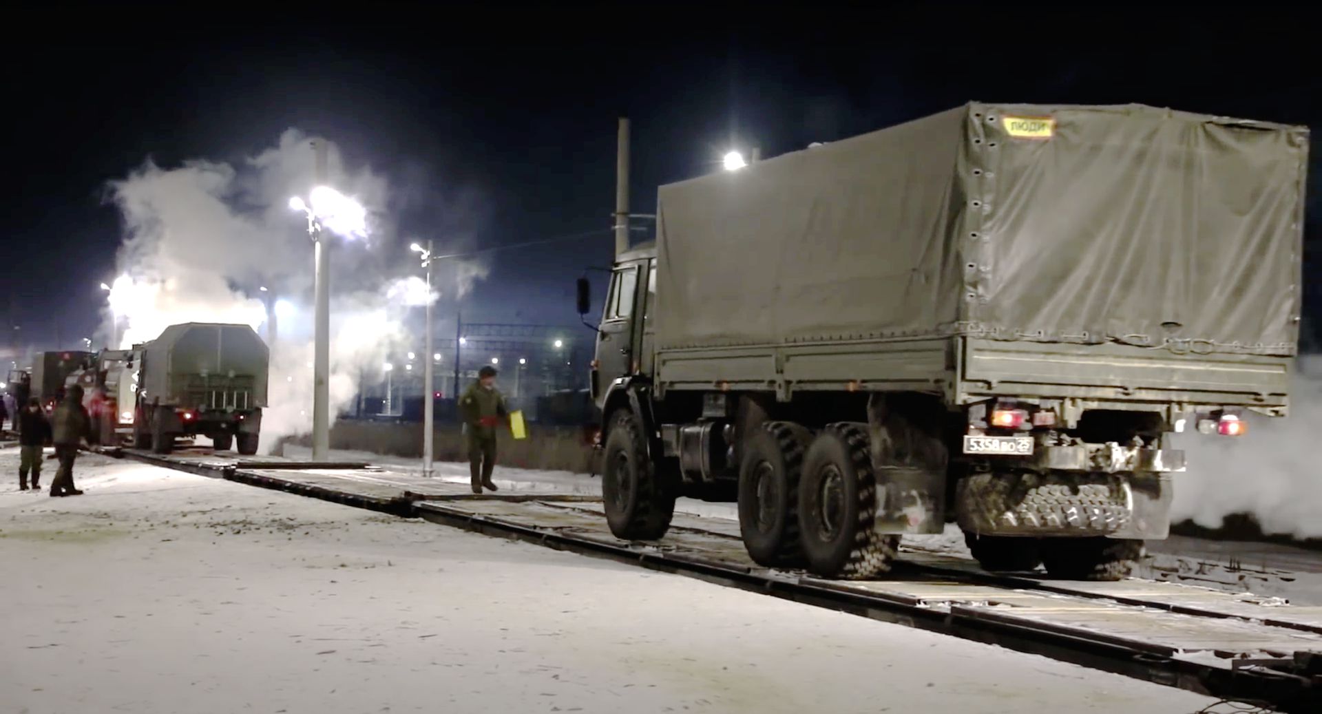 俄罗斯已派出从该国远东地区到其与乌克兰接壤的盟友白俄罗斯参加下个月的大型军事演习，数量不详。（ AP)