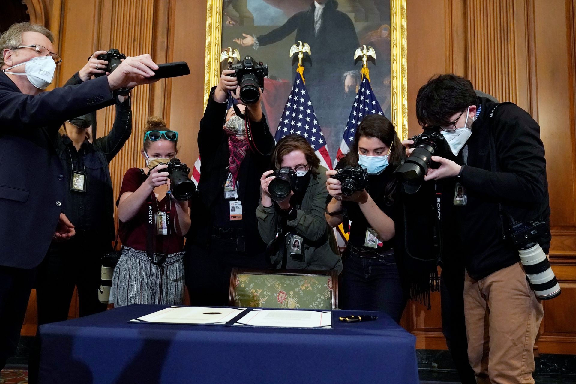 2021年1月13日，华盛顿国会山，摄影师们将弹劾特朗普的文件放在一张桌子上拍照。这已经是特朗普任内第二次被弹劾。（AP）
