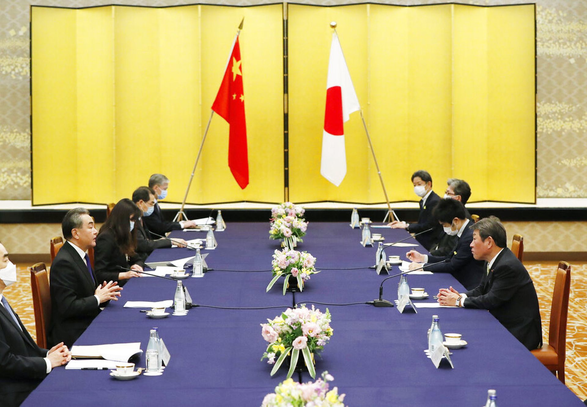 在这之前，王毅2020年11月24日抵达东京后，与日本外相茂木敏充举行会谈，双方就加强应对新冠肺炎疫情展开合作达成一致。（AP）