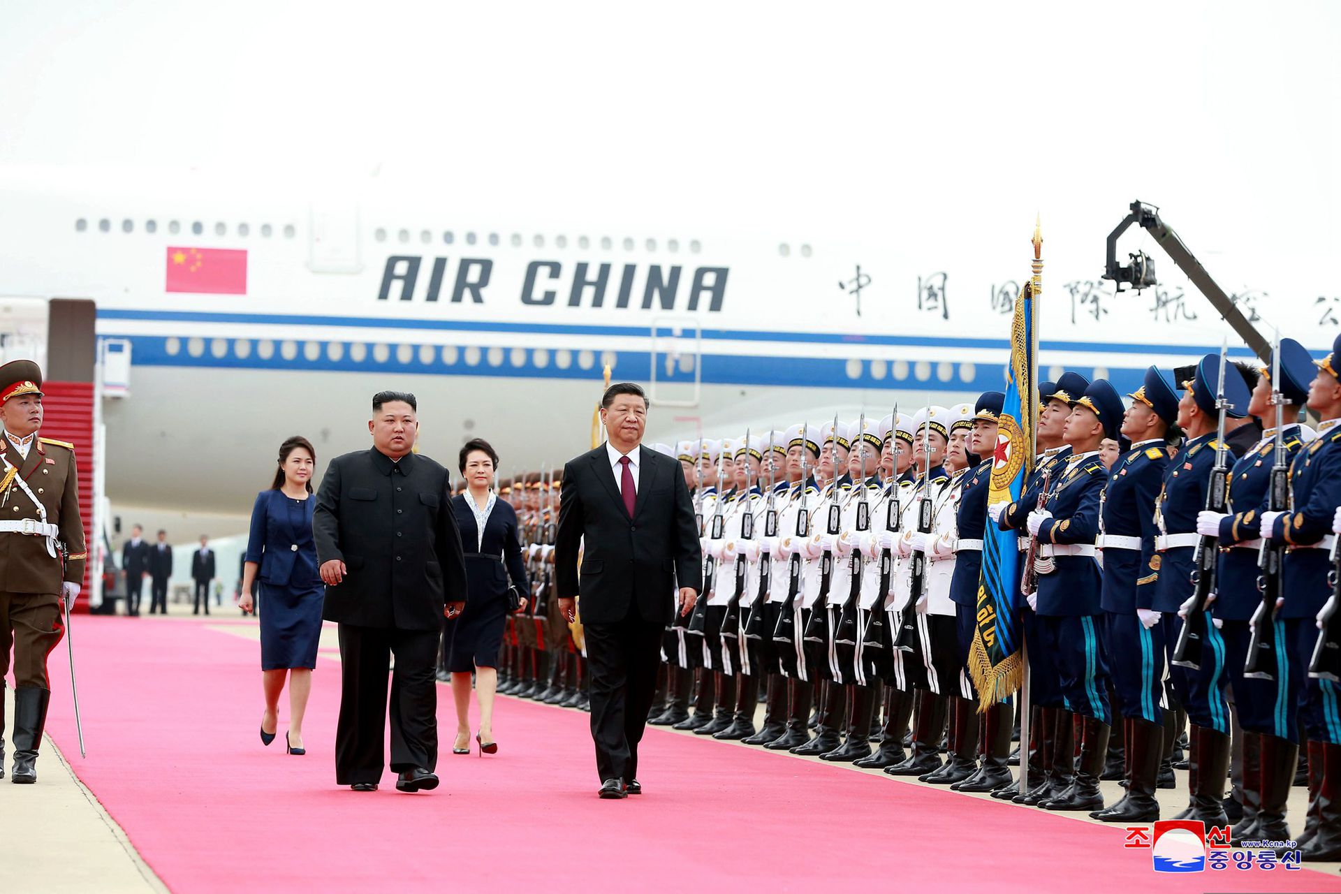 2019年6月20日，金正恩在机场为习近平夫妇举行欢迎仪式。（Reuters）