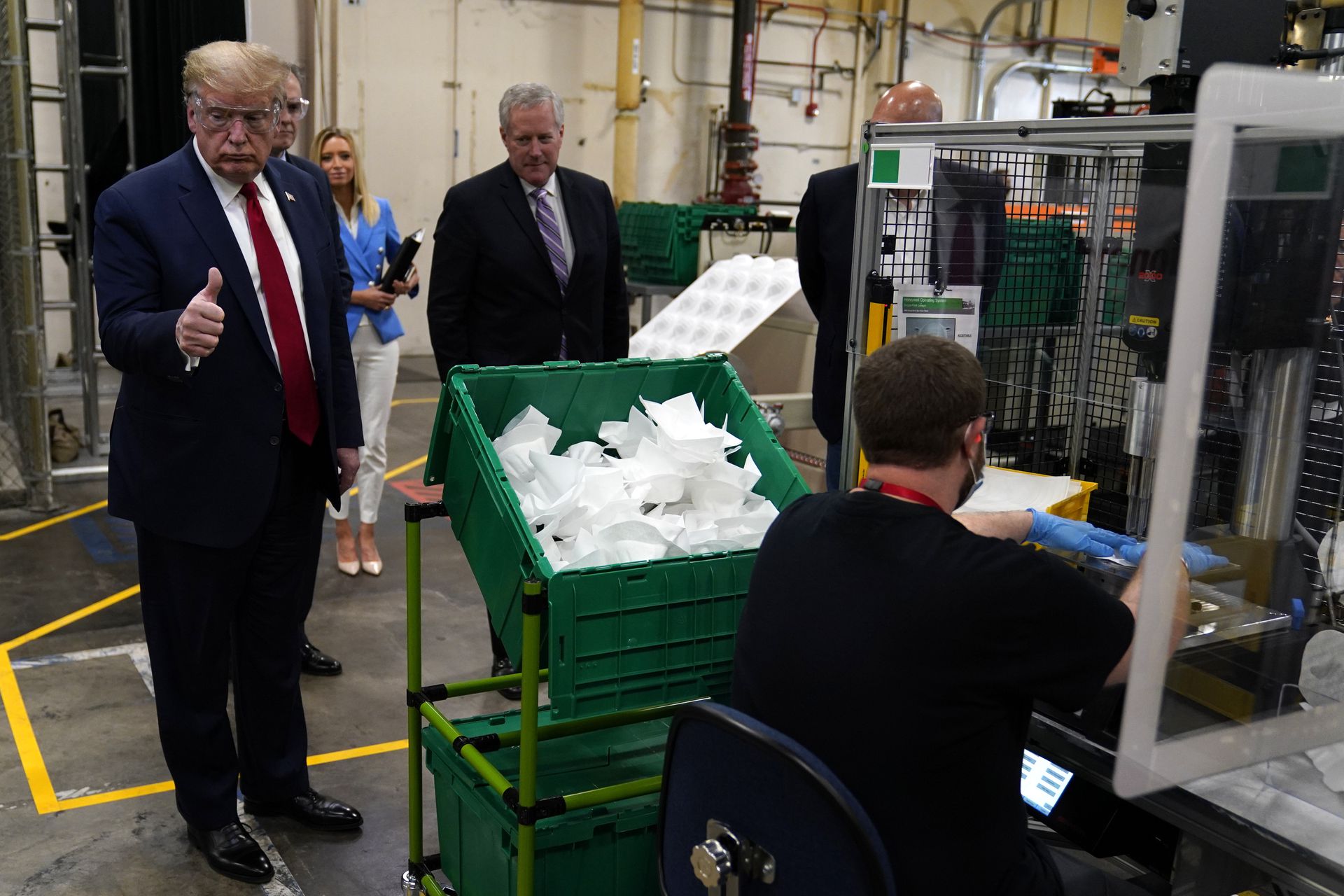 2020年5月5日，特朗普在参观霍尼韦尔一家生产个人防护装备的工厂，称赞现场工人。（AP）