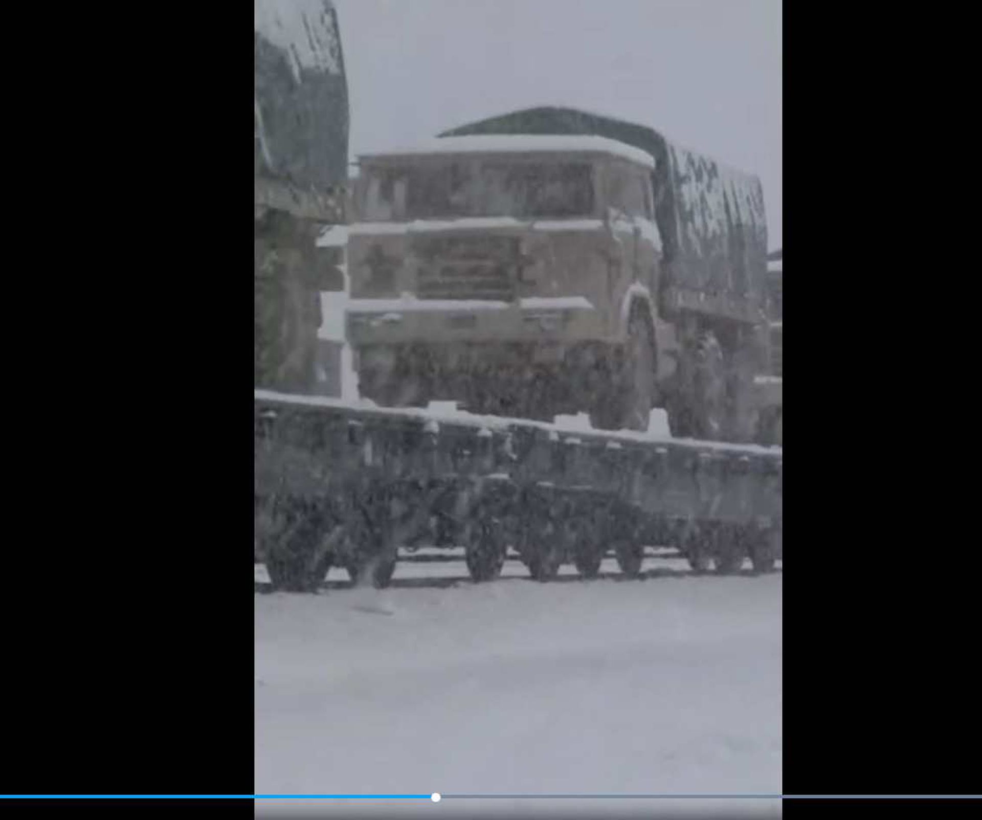 除99式主战坦克外,运送装备中还包括大量军车。(中国青年报客户端视频截图) 除99式主战坦克外,运送装备中还包括大量军车。(中国青年报客户端视频截图)