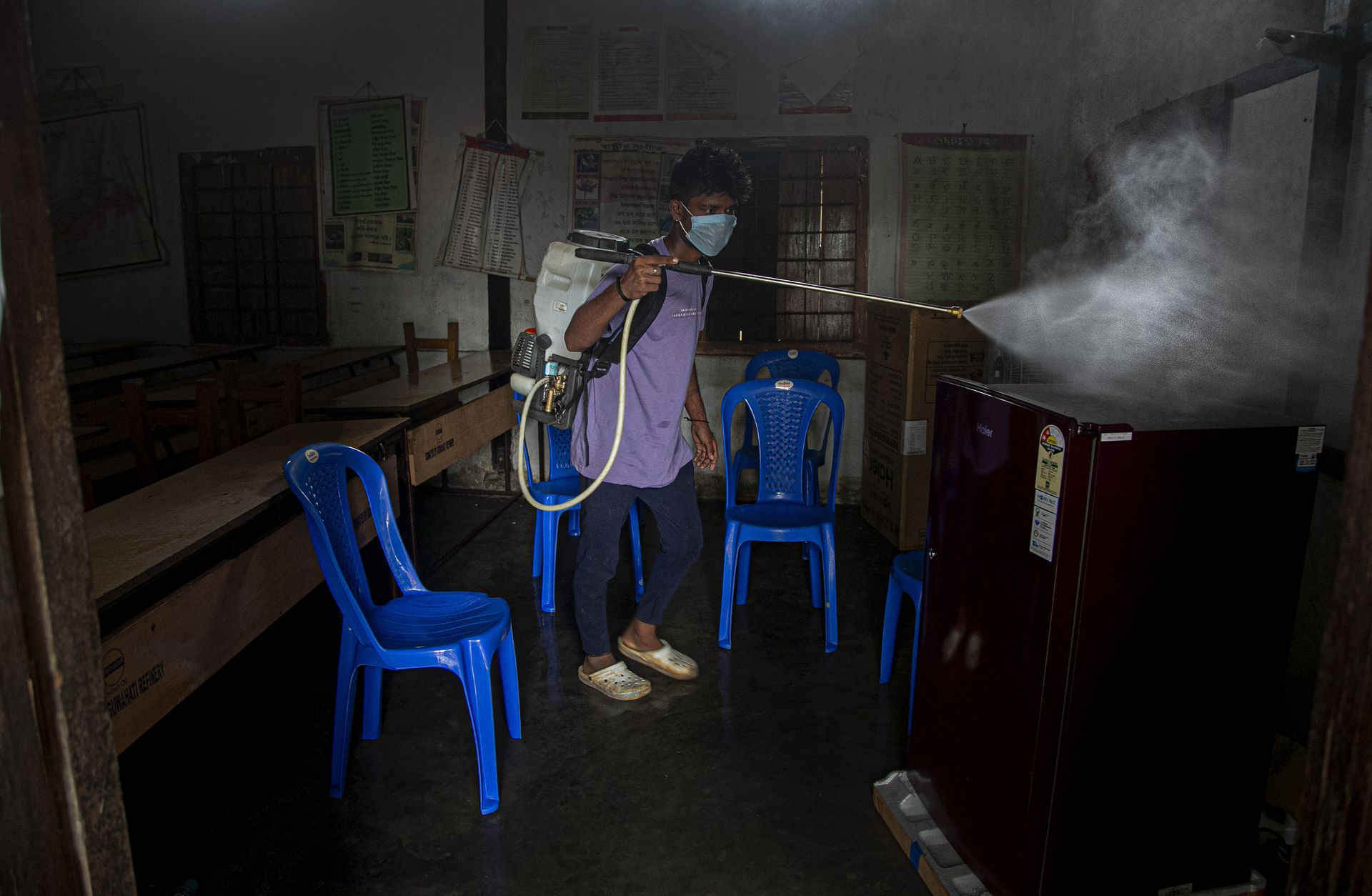 一名印度卫生工作者于2020年9月6日在印度Gauhati的COVID-19测试中心进行了消毒。（AP）