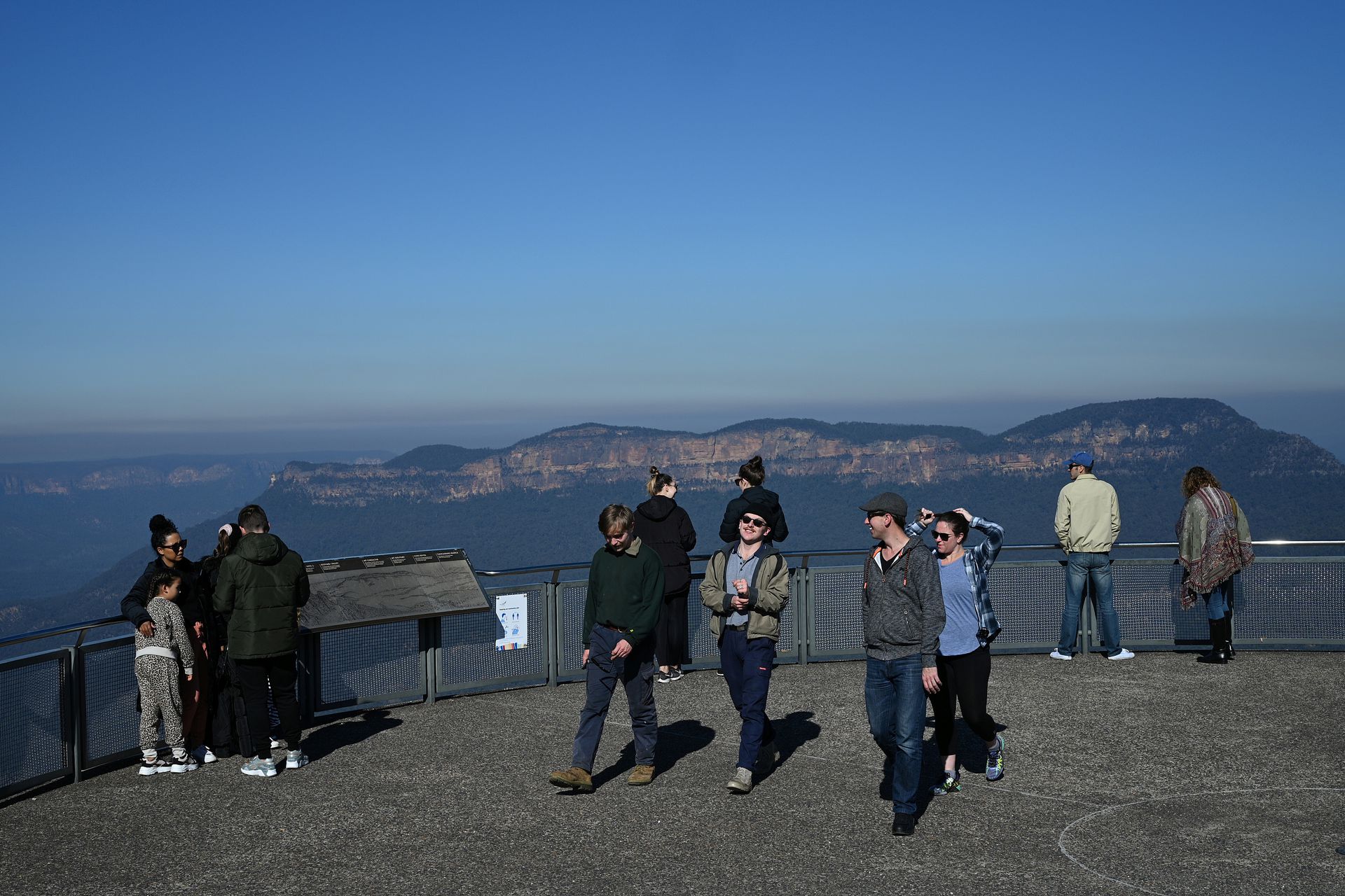 中国是澳大利亚最大的游客来源地,根据澳大利亚统计局2019年中旬发布的数字,过去一年有超过143万游客从中国到澳大利亚,占该国国际游客总数的15%,这些中国游客在澳大利亚的消费占全部消费的27%。图为在澳大利亚新南威尔士州卡托姆巴,游客参观蓝山国家公园。(视觉中国) 中国是澳大利亚最大的游客来源地,根据澳大利亚统计局2019年中旬发布的数字,过去一年有超过143万游客从中国到澳大利亚,占该国国际游客总数的15%,这些中国游客在澳大利亚的消费占全部消费的27%。图为在澳大利亚新南威尔士州卡托姆巴,游客参观蓝山国家公园。(视觉中国)
