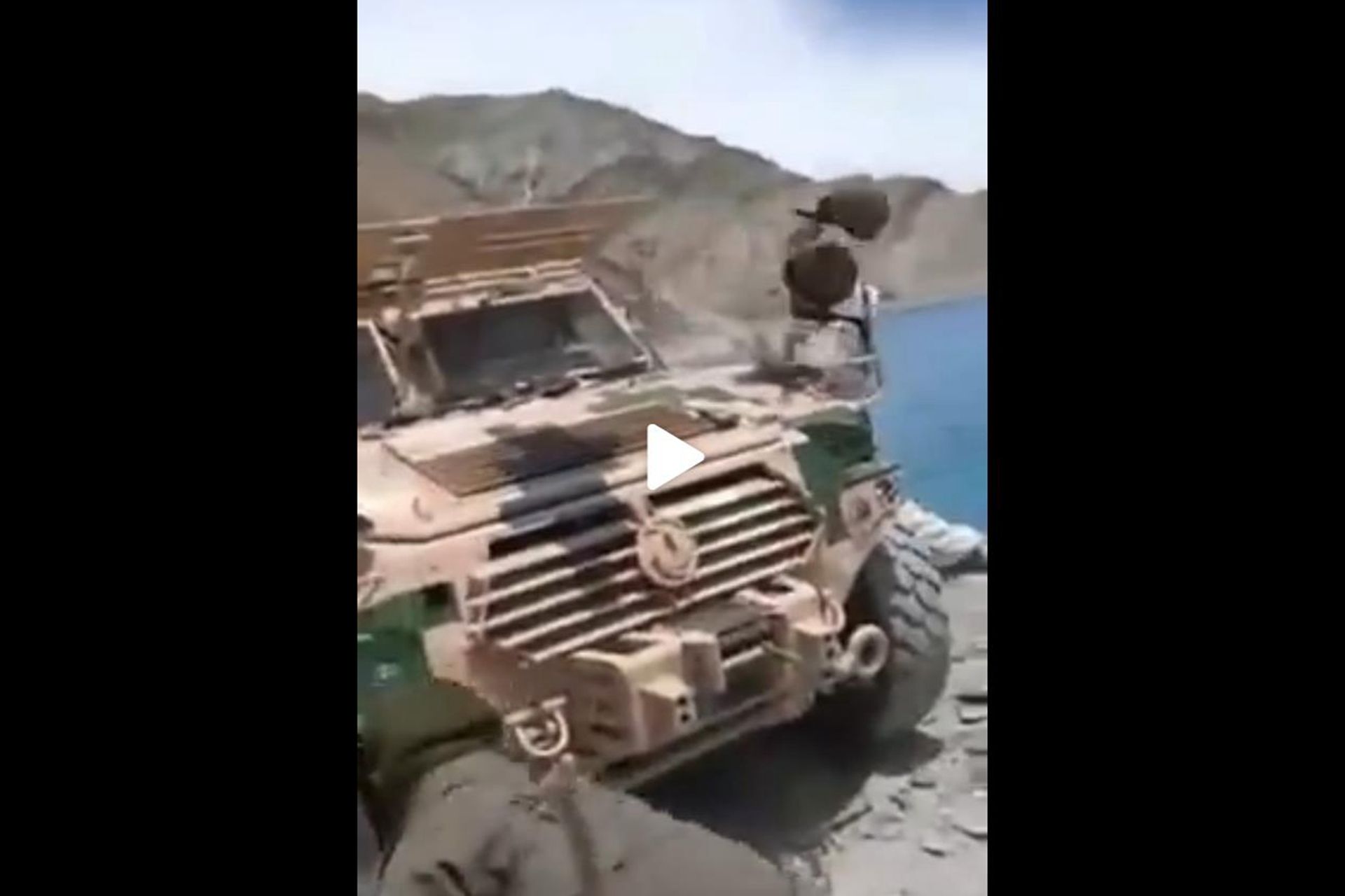 印度军人也用力砸解放军的装甲车,试图将玻璃砸碎。(网络视频截图) 印度军人也用力砸解放军的装甲车,试图将玻璃砸碎。(网络视频截图)