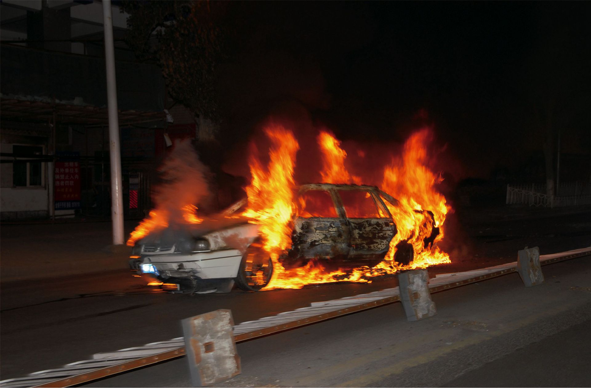 2009年7月5日，“东突”组织策划实施了乌鲁木齐市打砸抢烧严重暴力犯罪事件，共造成197人死亡、1,700多人受伤、331个店铺和1,325辆汽车被砸烧，众多公共设施损毁。（新华社）