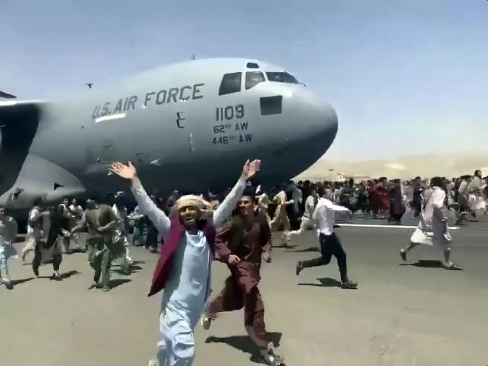 2021年8月16日，阿富汗首都喀布尔卡尔扎伊国际机场，数百人追逐一架美国空军运输机。（AP）