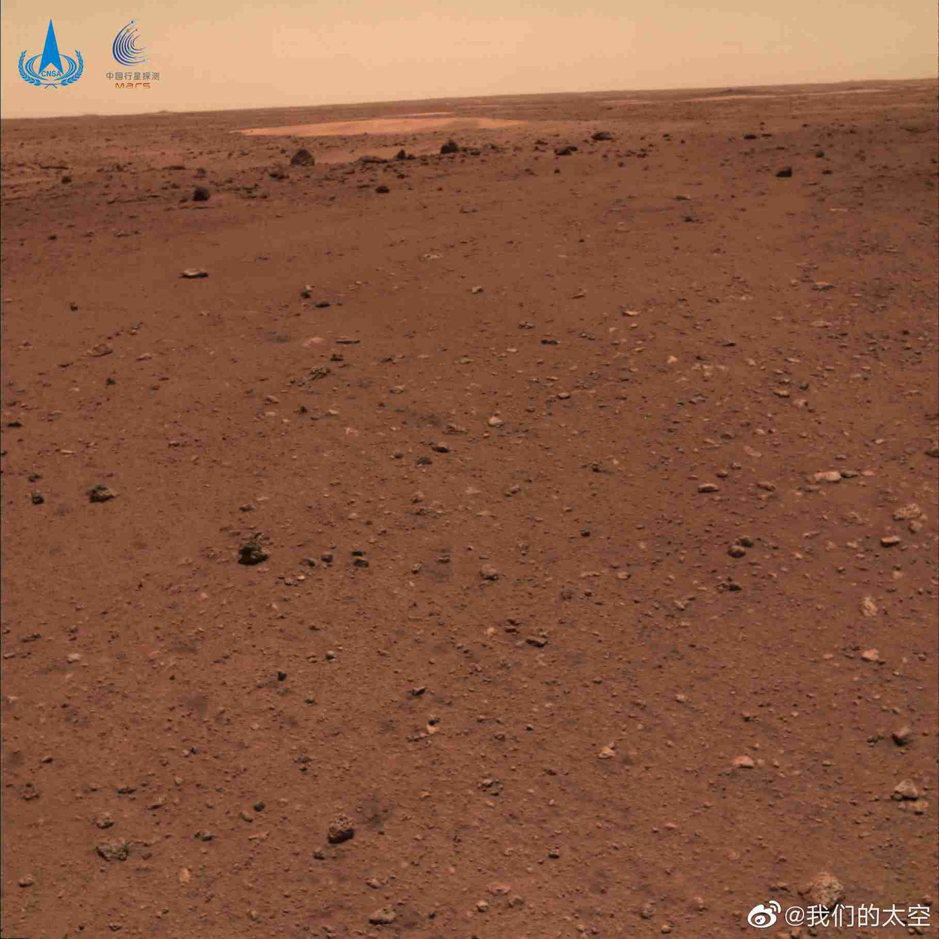 这是由“祝融号”火星车拍摄的火星地形地貌图。（微博@我们的太空）