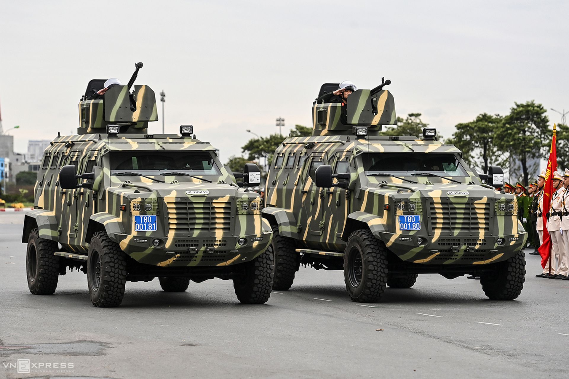 其中，河内警备司令部刚刚购买的两辆以色列装甲车也成了展示的对象。（越南快报网页截图）