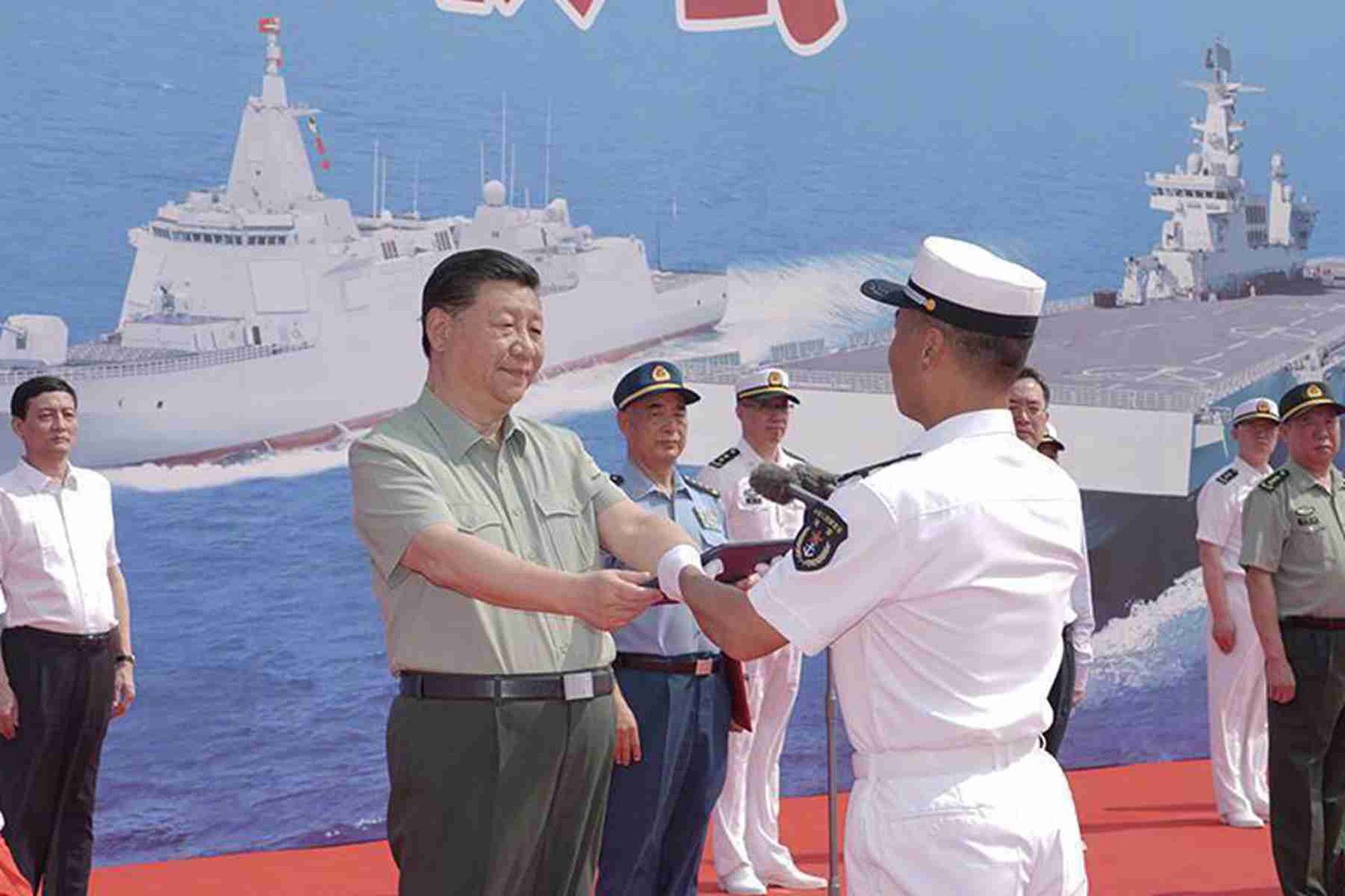 习近平在仪式现场颁授战舰命名证书。（微博＠央视新闻）