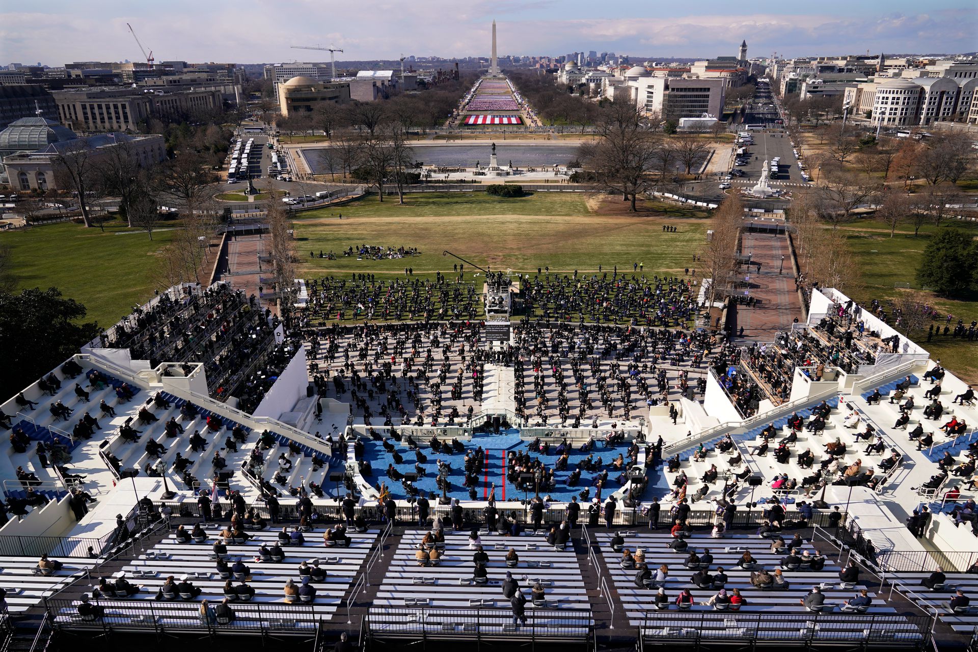 2021年1月20日，多名宾客和观众在华盛顿的美国国会大厦参加拜登的就职典礼。（AP）