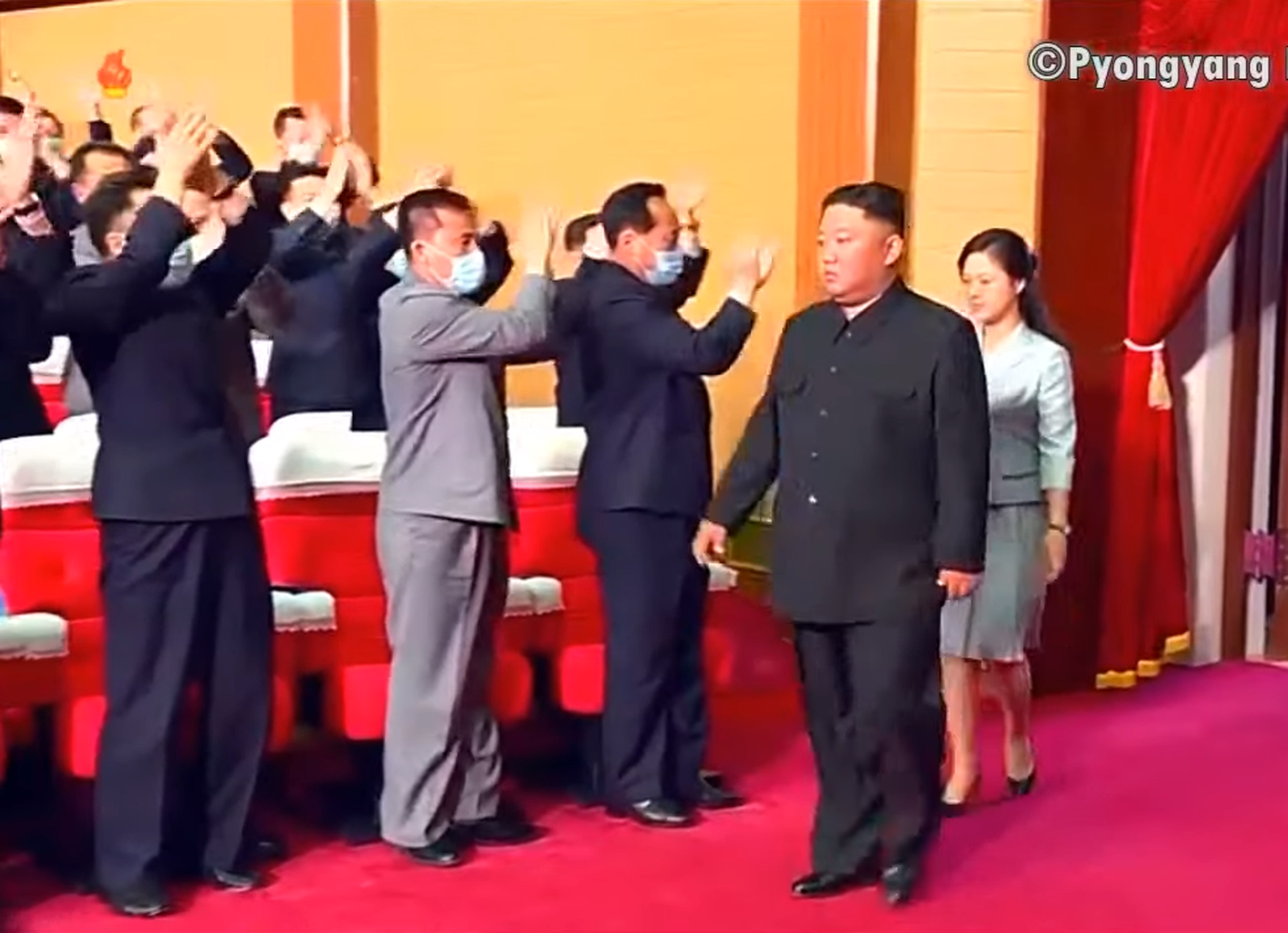 2021年5月5日，朝鲜领导人金正恩与夫人李雪主进入会场。（朝鲜中央电视台视频截图）