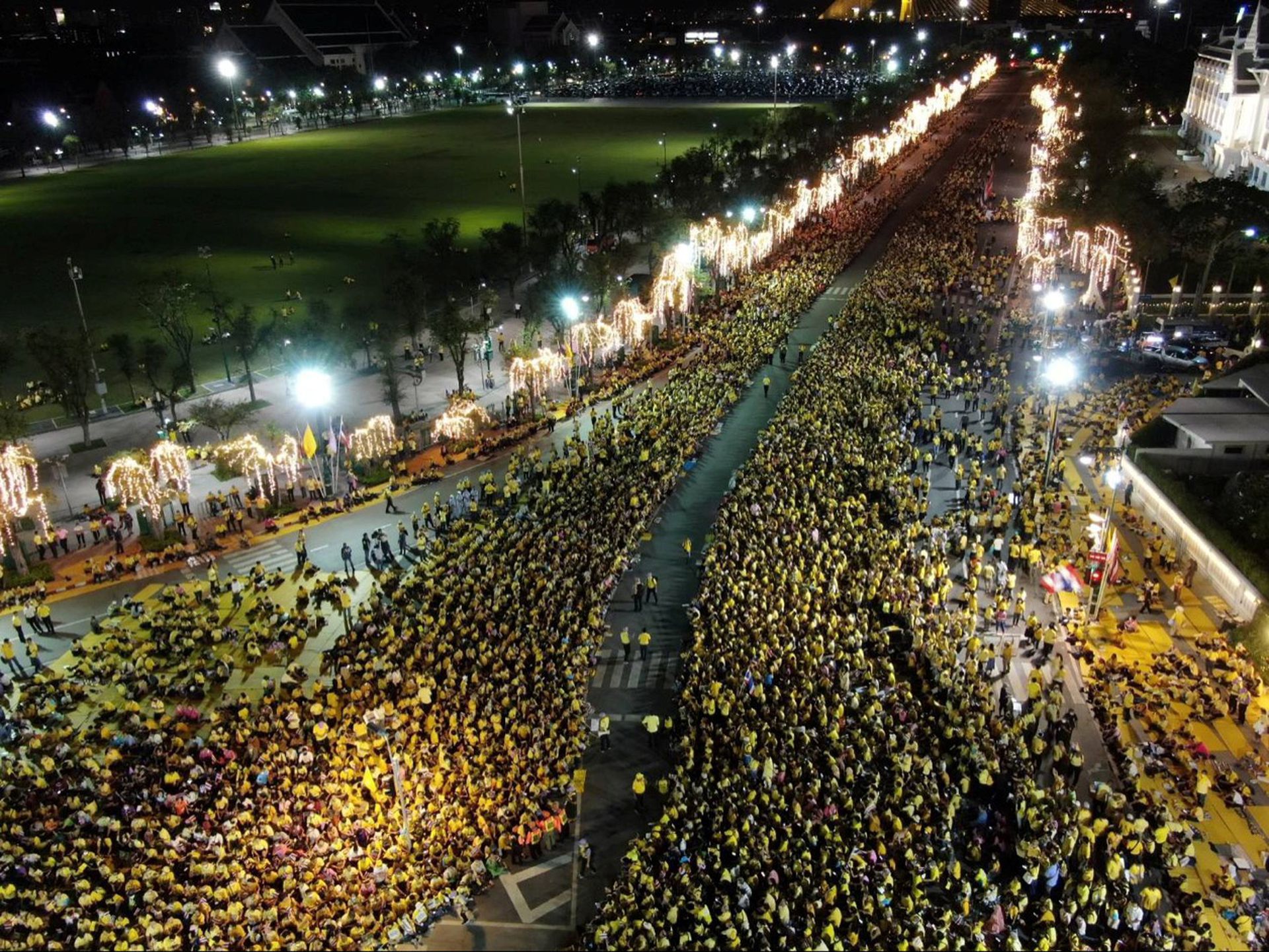 德国《图片报》称，曼谷近来发生反政府抗议活动和保皇党与民主活动人士之间的冲突，成千上万的民众走上街头游行抗议，提出改革王室。（Reuters）
