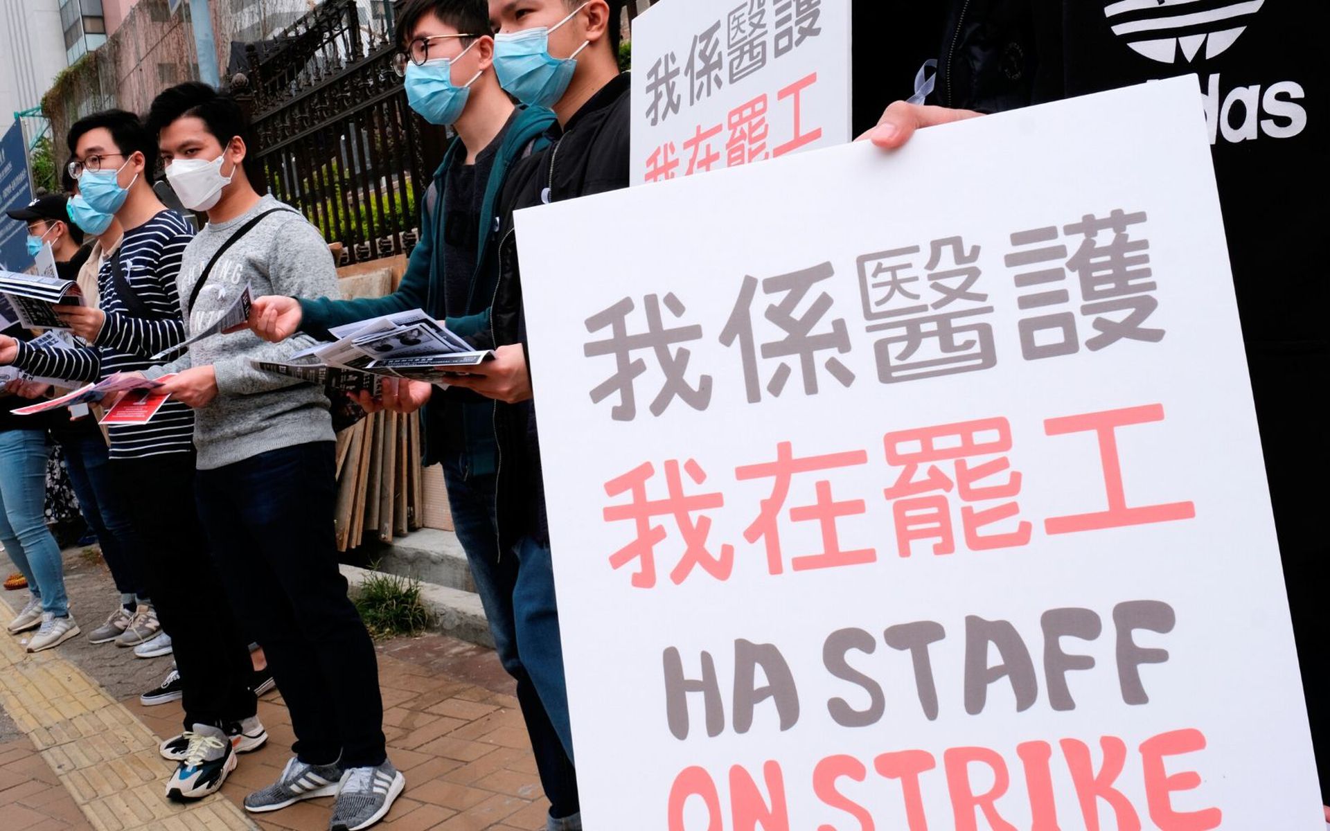 香港疫情初期，部分医护人员曾罢工，要求与内地断绝联系。（HK01）