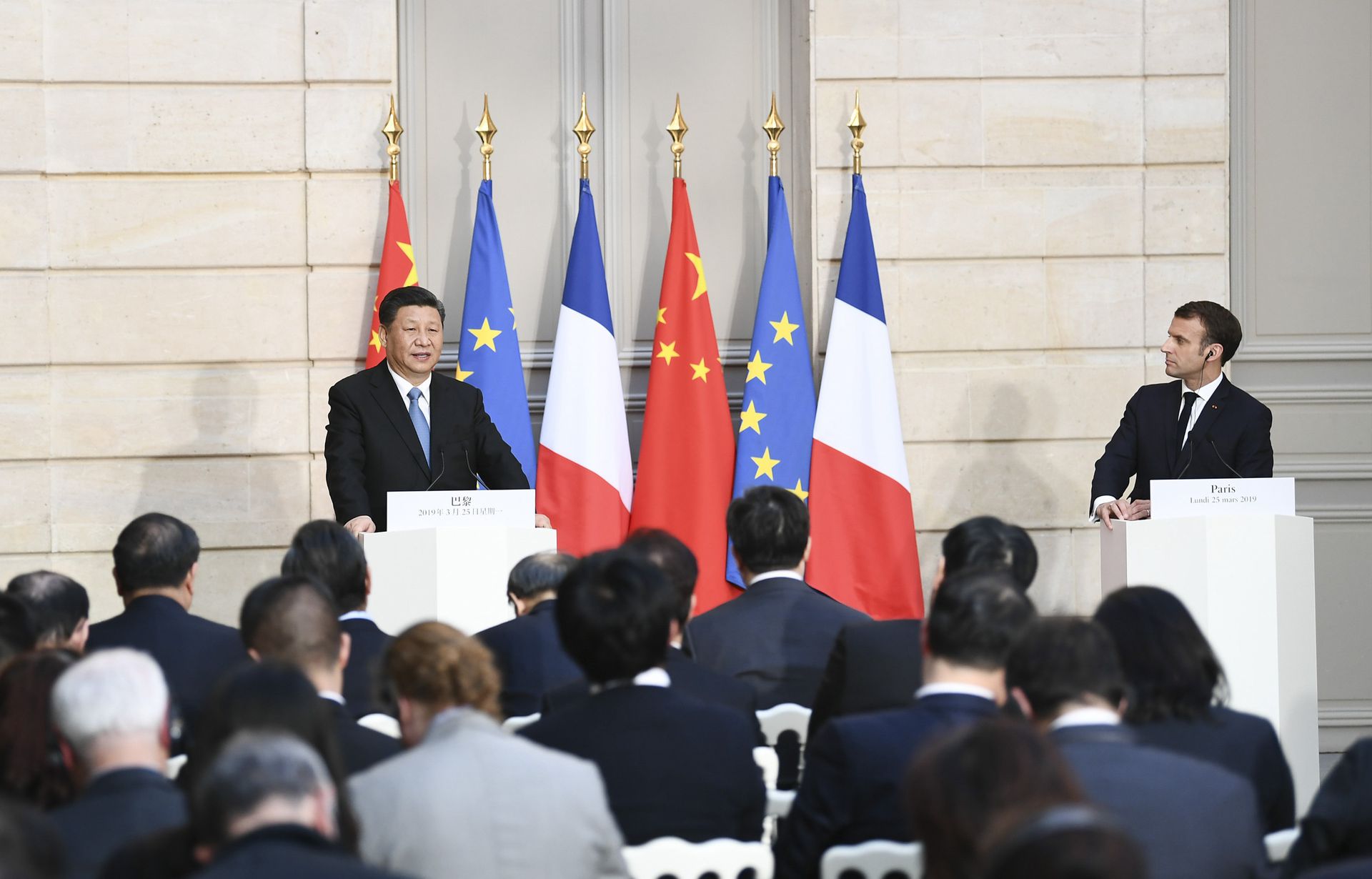 2019年3月25日，习近平在巴黎爱丽舍宫同法国总统马克龙会谈后共同会见记者。（新华社）