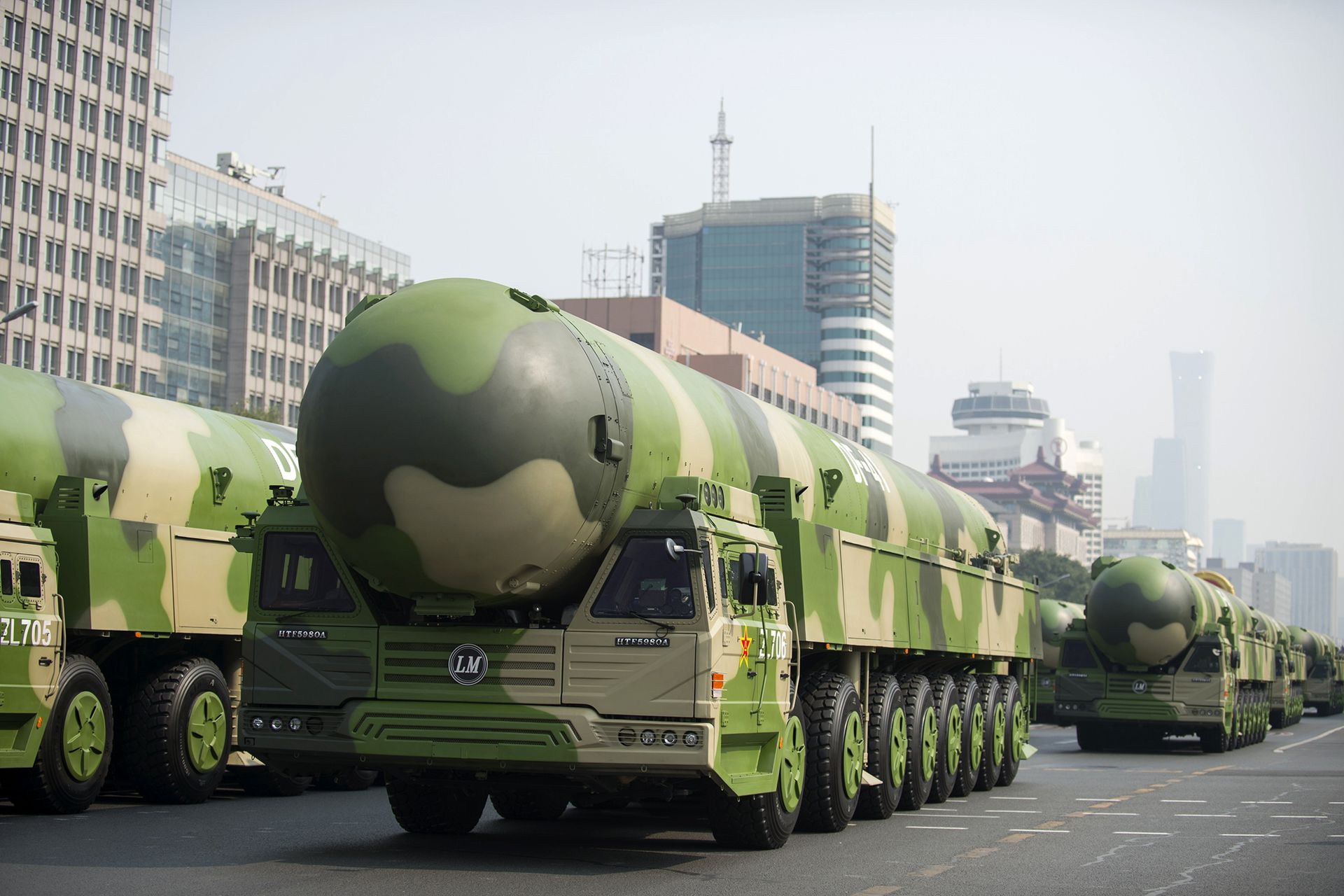 2019年10月1日上午，庆祝中华人民共和国成立70周年大会在北京天安门广场举行，受阅的东风-41核导弹方队通过东单路口。（新华社）