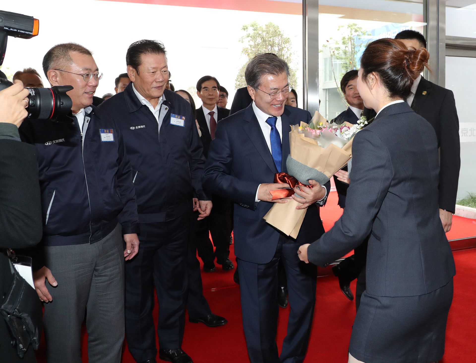 2017年12月16日，韩国总统文在寅抵达现代汽车第五工厂，受到欢迎。（视觉中国）