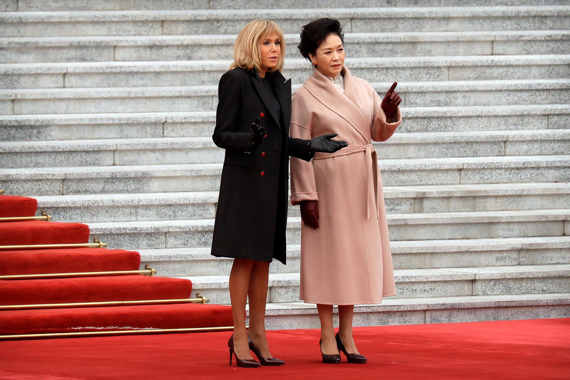 2019年11月6日，在北京人民大会堂举行的欢迎仪式上，法国总统马克龙夫人布丽吉特（Brigitte Macron）和彭丽媛交谈。（AP）