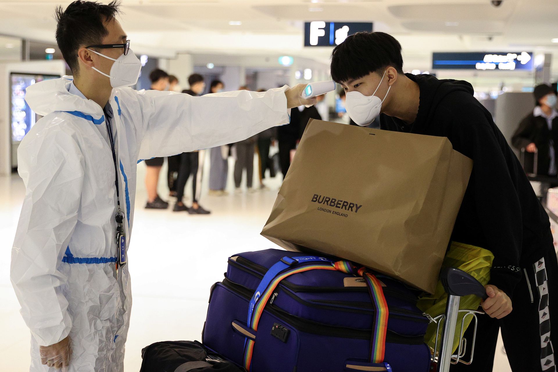 中国留学生Sunny Gu在悉尼机场排队时接受体温检测。（人民视觉）