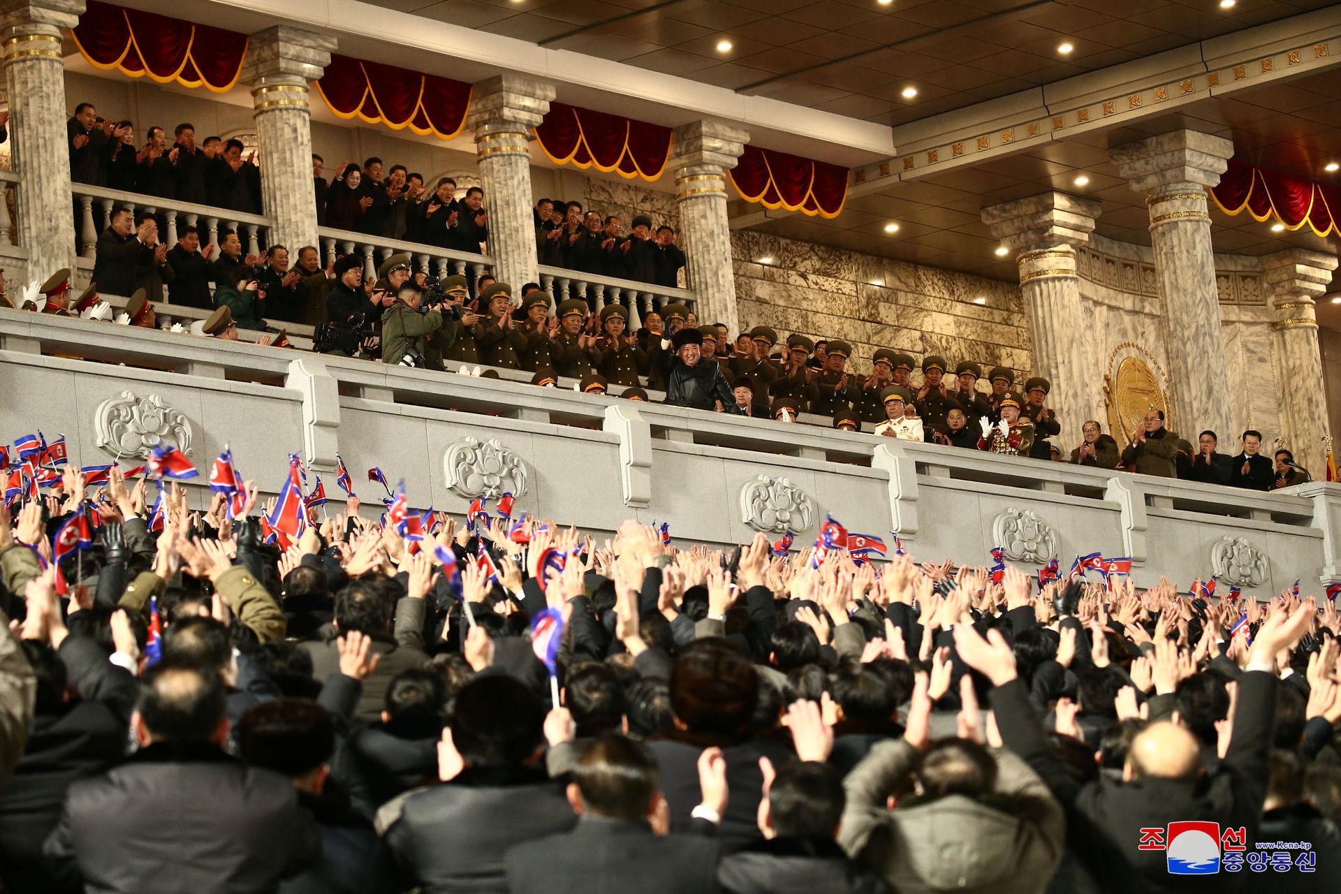2021年1月14日，金正恩抵达朝鲜阅兵现场，民众欢呼鼓掌。（Reuters）