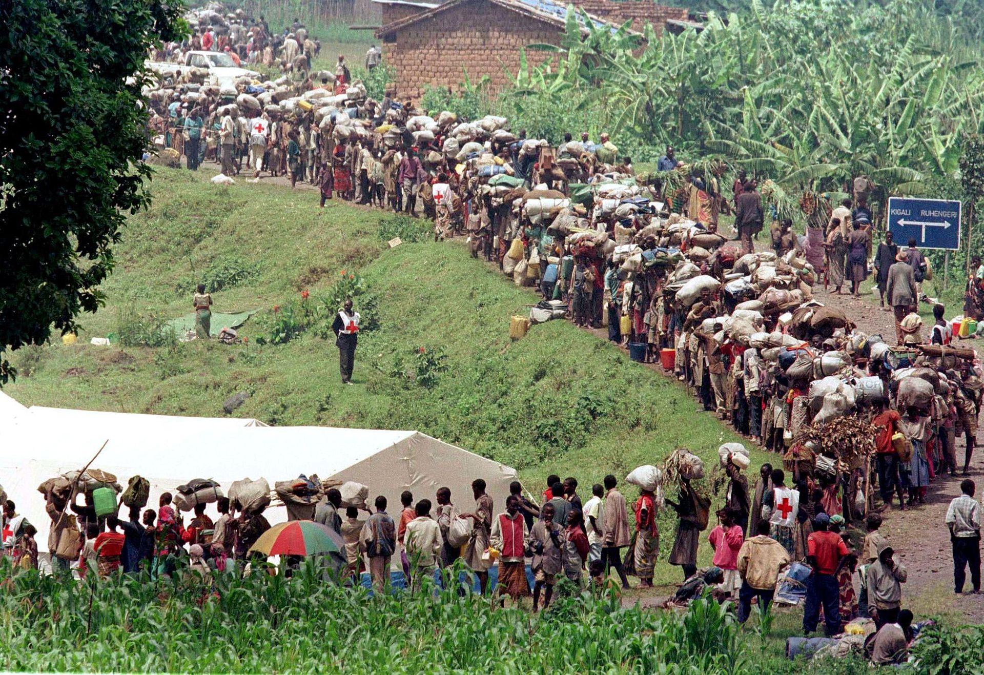 1996年卢旺达胡图族人难民在名为Mukungwa的难民营排队等待被运往首都。（VCG）