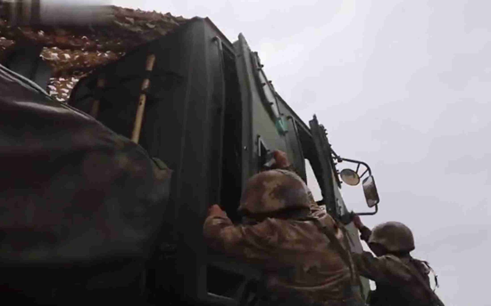 西藏军区某炮兵旅组织新型车载加榴炮分队多轮实弹射击。（微博@中国军视网）