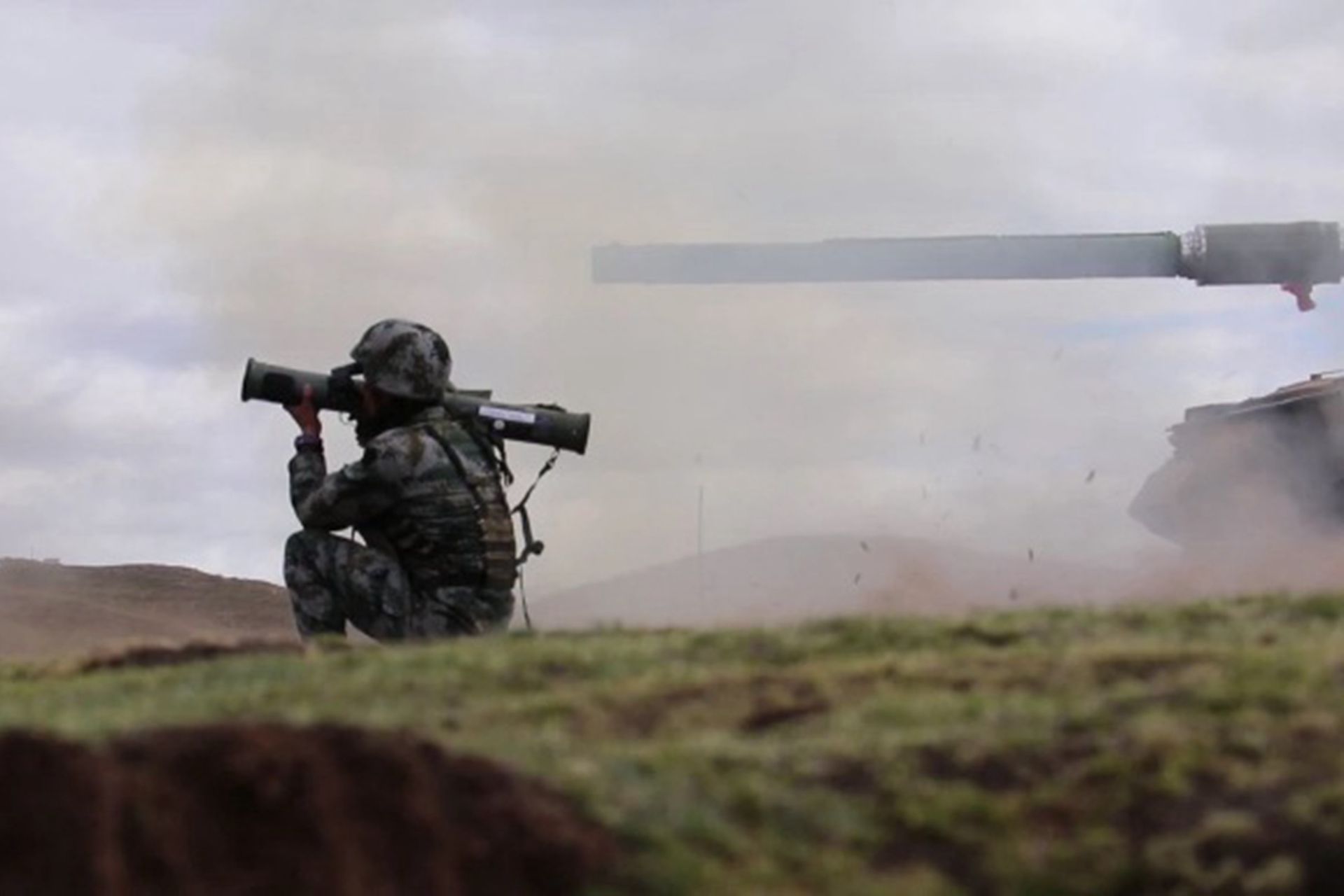 2020年6月上旬,中國人民解放軍西藏軍區15式坦克演練步坦協同。圖為解放軍發射火箭彈。(中國央視截圖) 2020年6月上旬,中國人民解放軍西藏軍區15式坦克演練步坦協同。圖為解放軍發射火箭彈。(中國央視截圖)