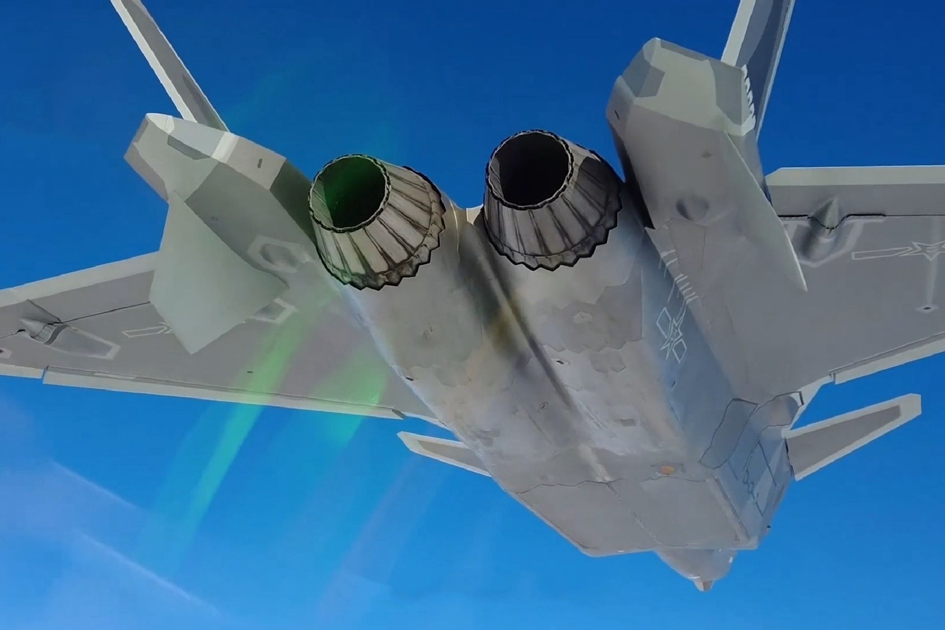 歼-20最新训练视频。图为歼-20尾部细节。（中国央视军事截图）